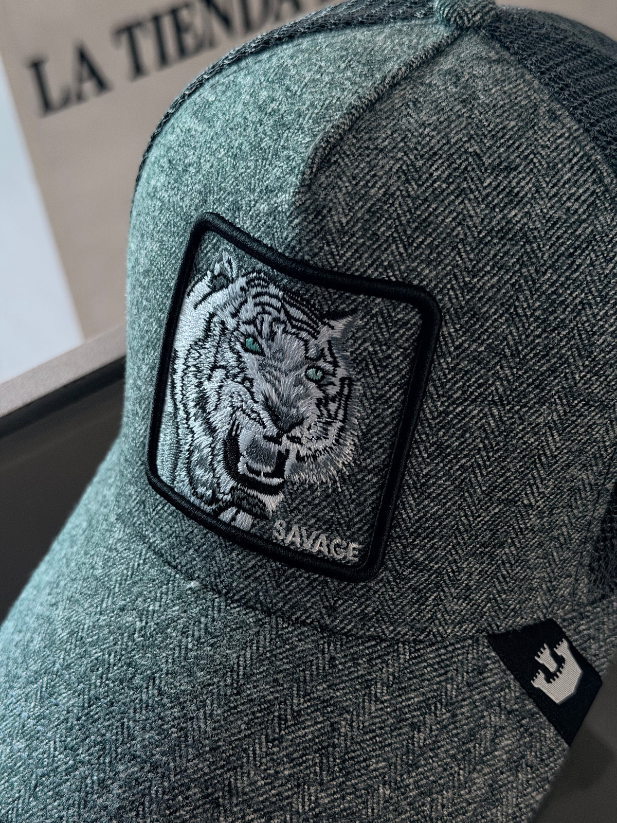 GORRA GOO GRIS TIGRE