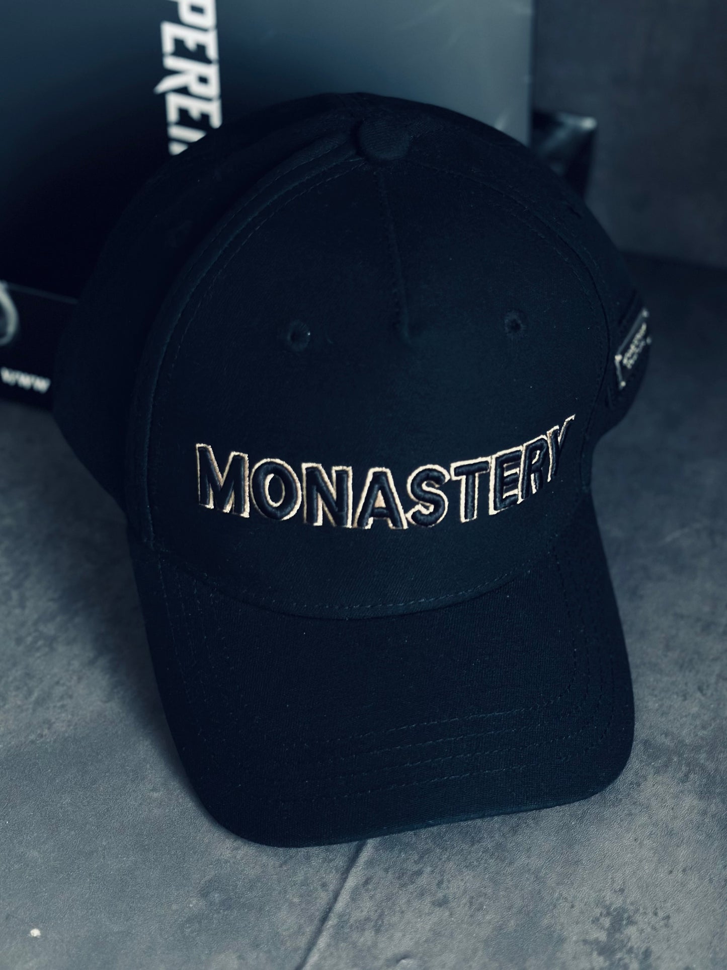 GORRA PREMIUM MON NEGRA MON BORDADO CAFÉ