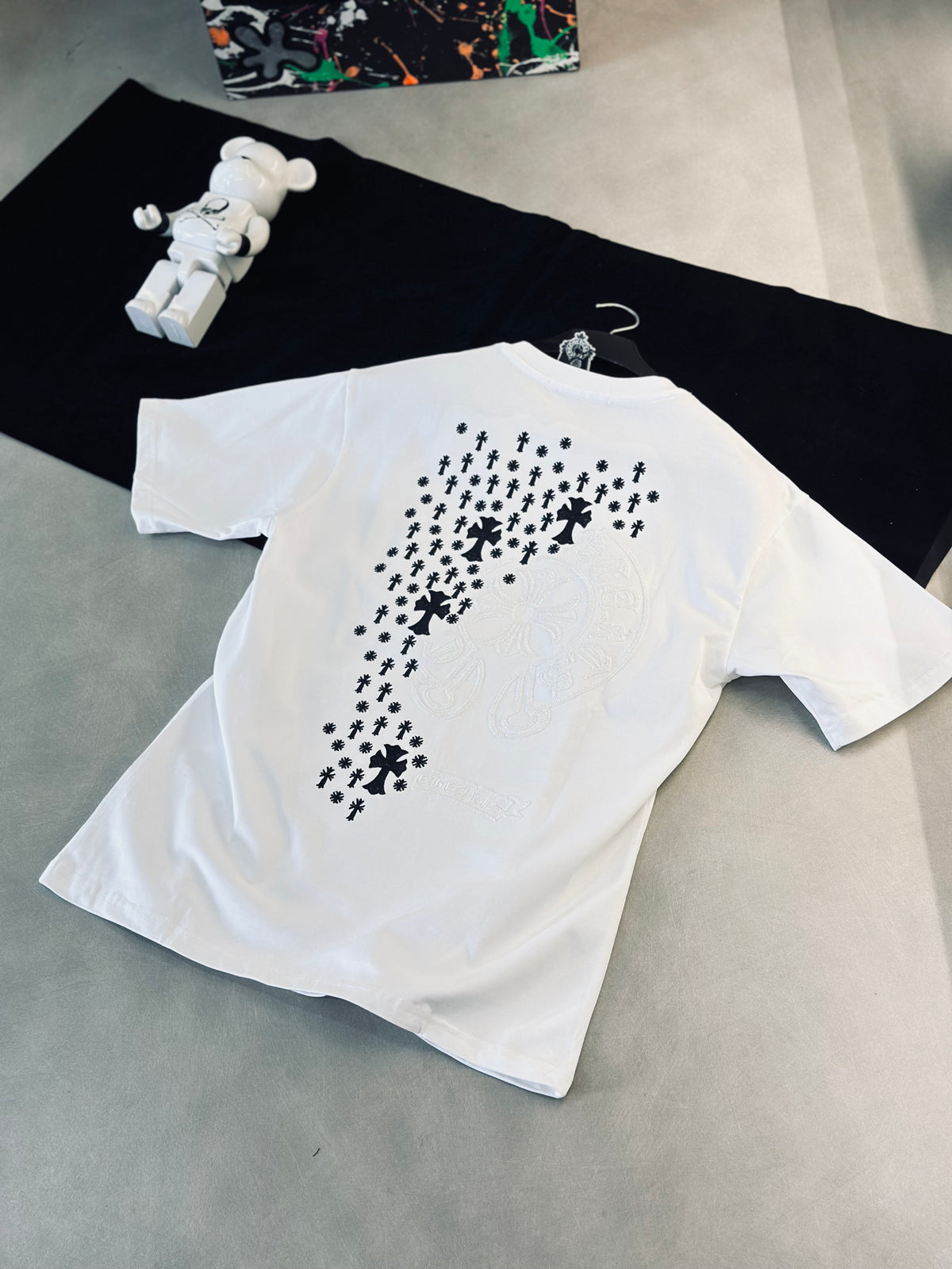 CAMISETA OVERSIZE CHR BLANCA CRUCES TEJIDO NEGRO