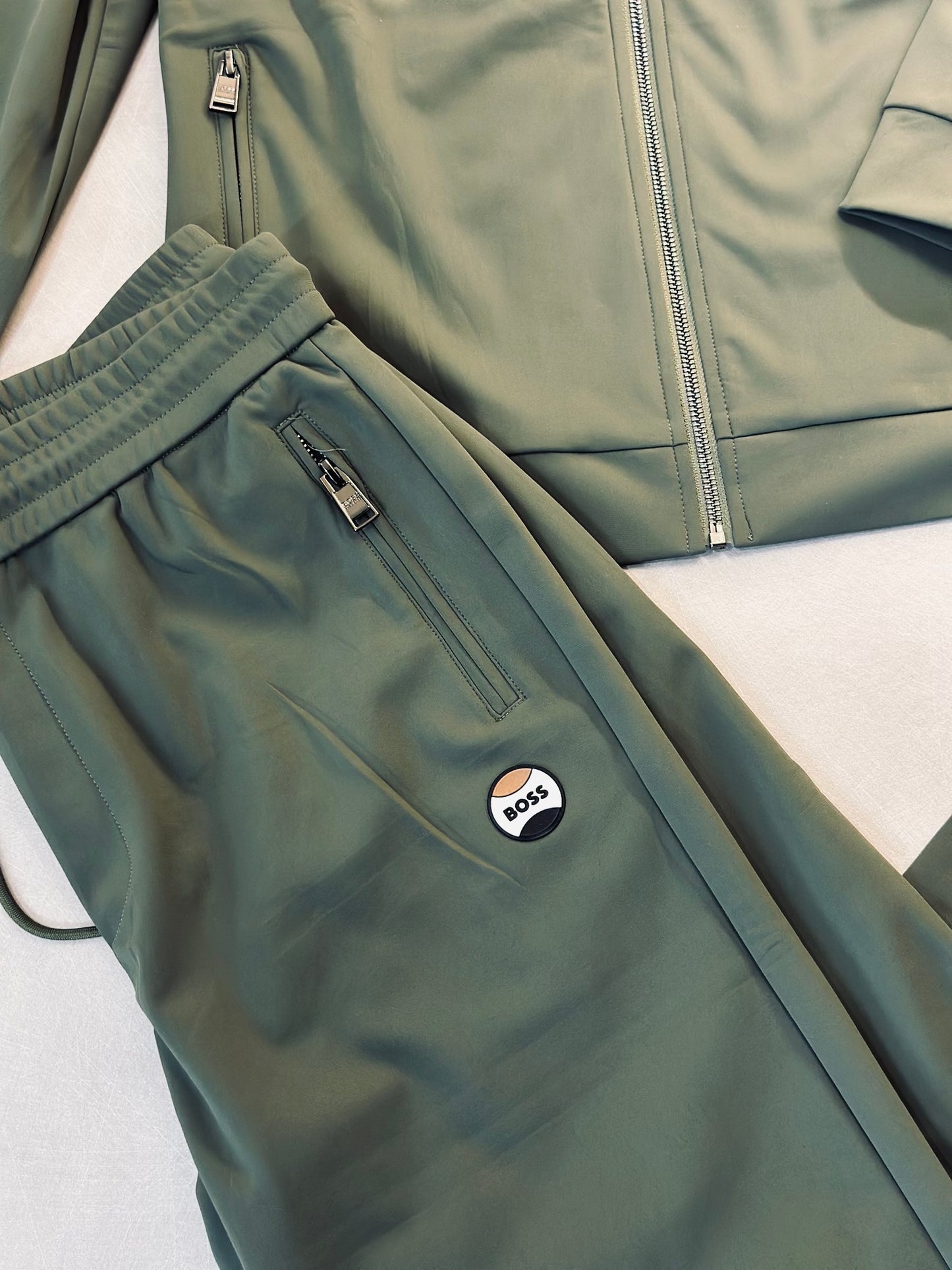 CONJUNTO DE LUJO BOS VERDE MILITAR LOGO GOMA