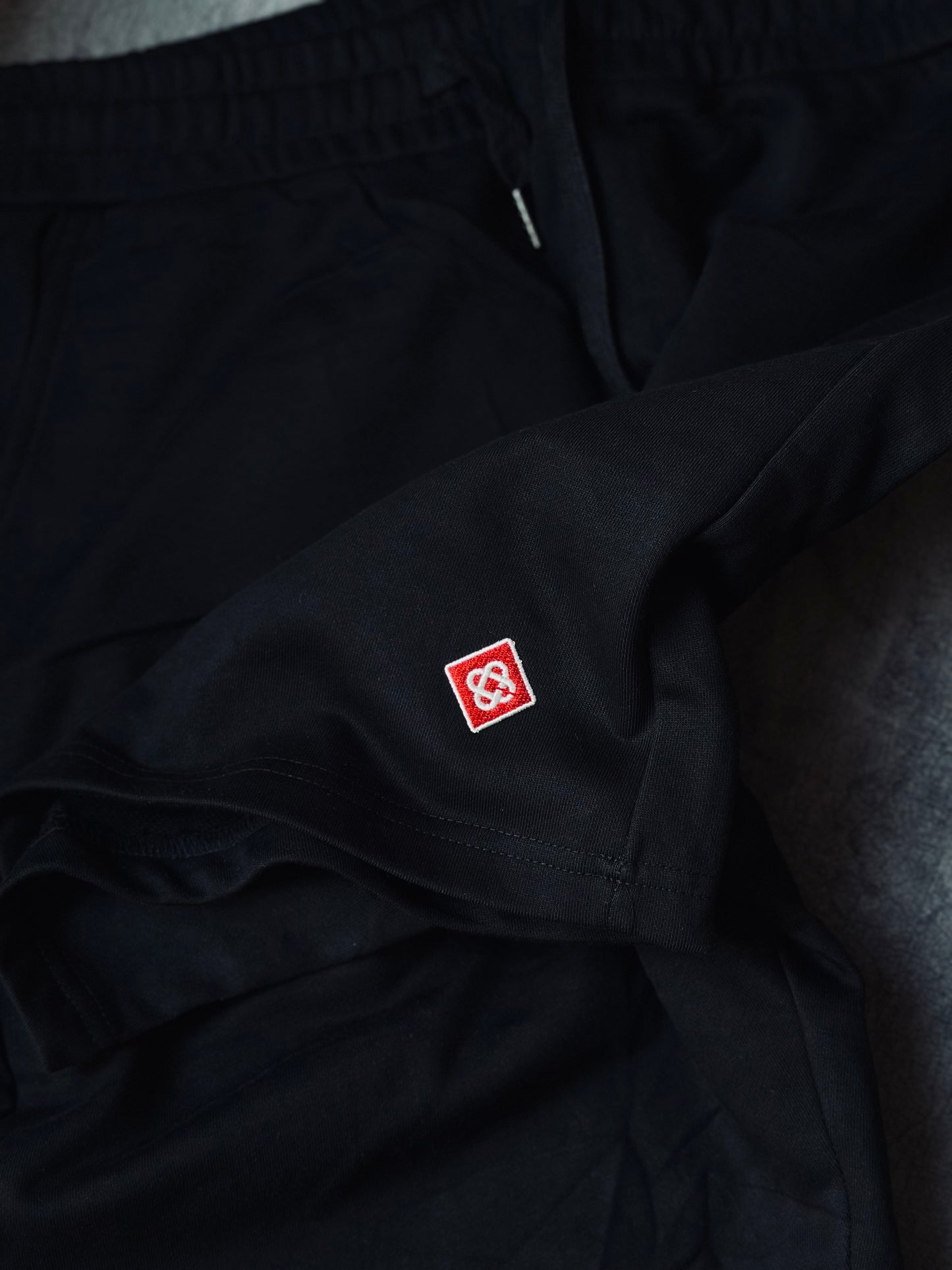 PANTALONETA CAS NEGRA LOGO ROJO