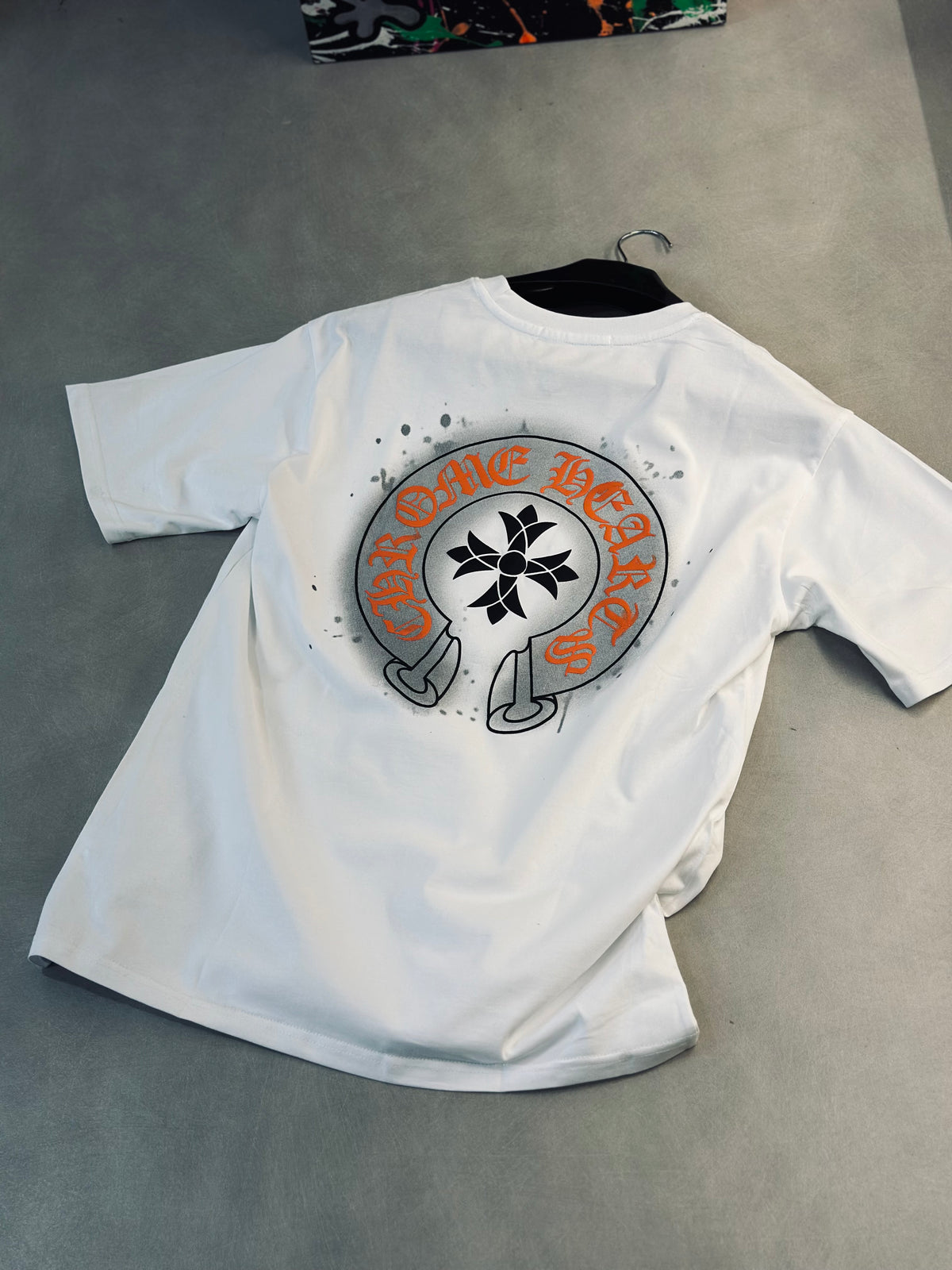 CAMISETA OVERSIZE CHR BLANCA LETRA NARANJA