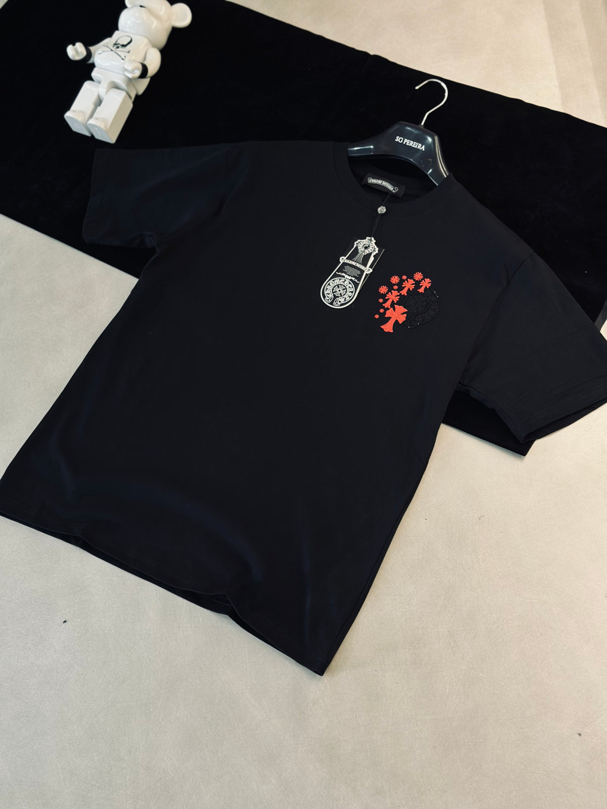 CAMISETA OVERSIZE CHR NEGRA CRUCES TEJIDO ROJO