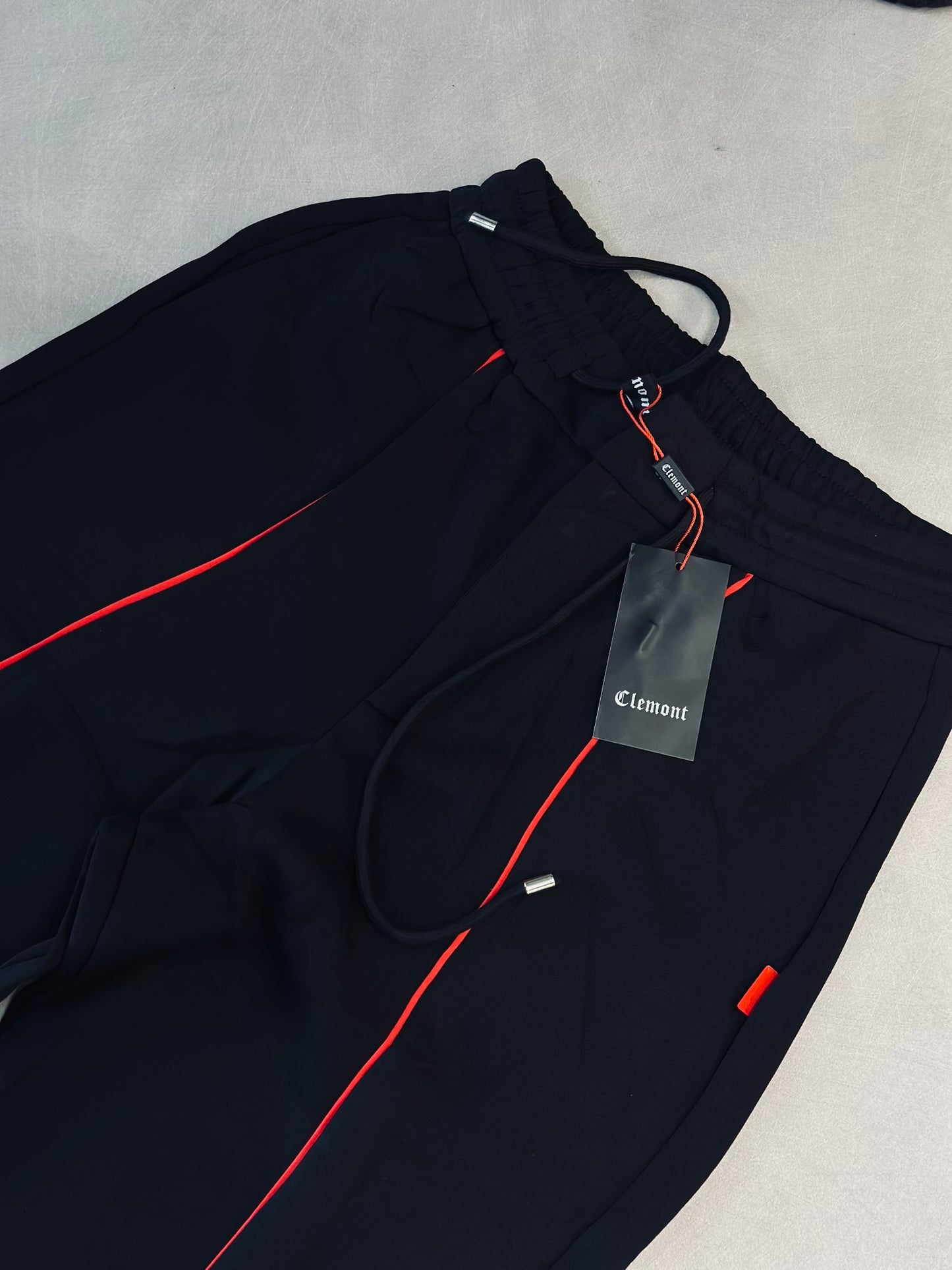 SUDADERA CLE NEGRA DELINEADO ROJO