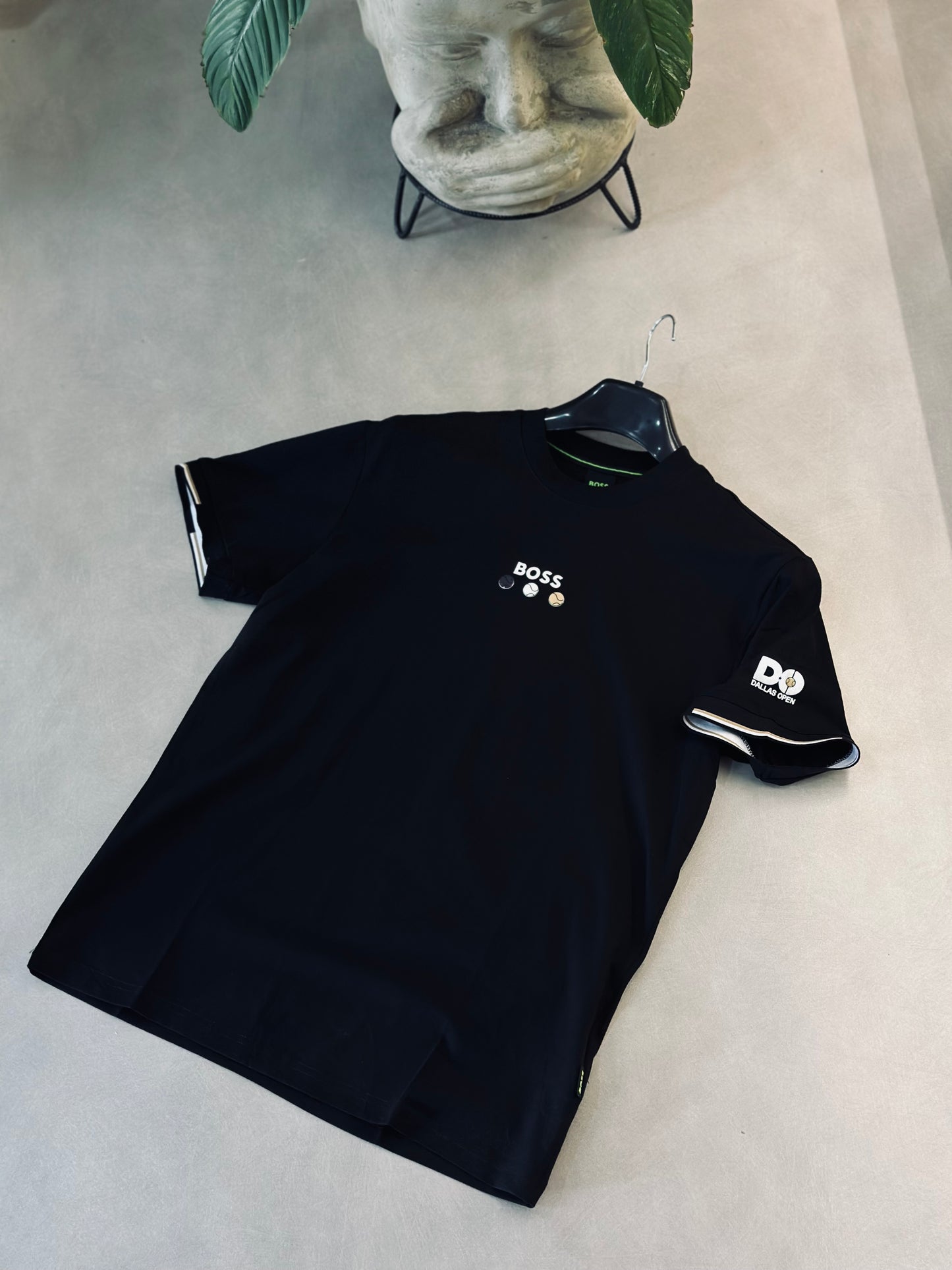 CAMISETA SLIM BOS NEGRA PELOTAS COLORES
