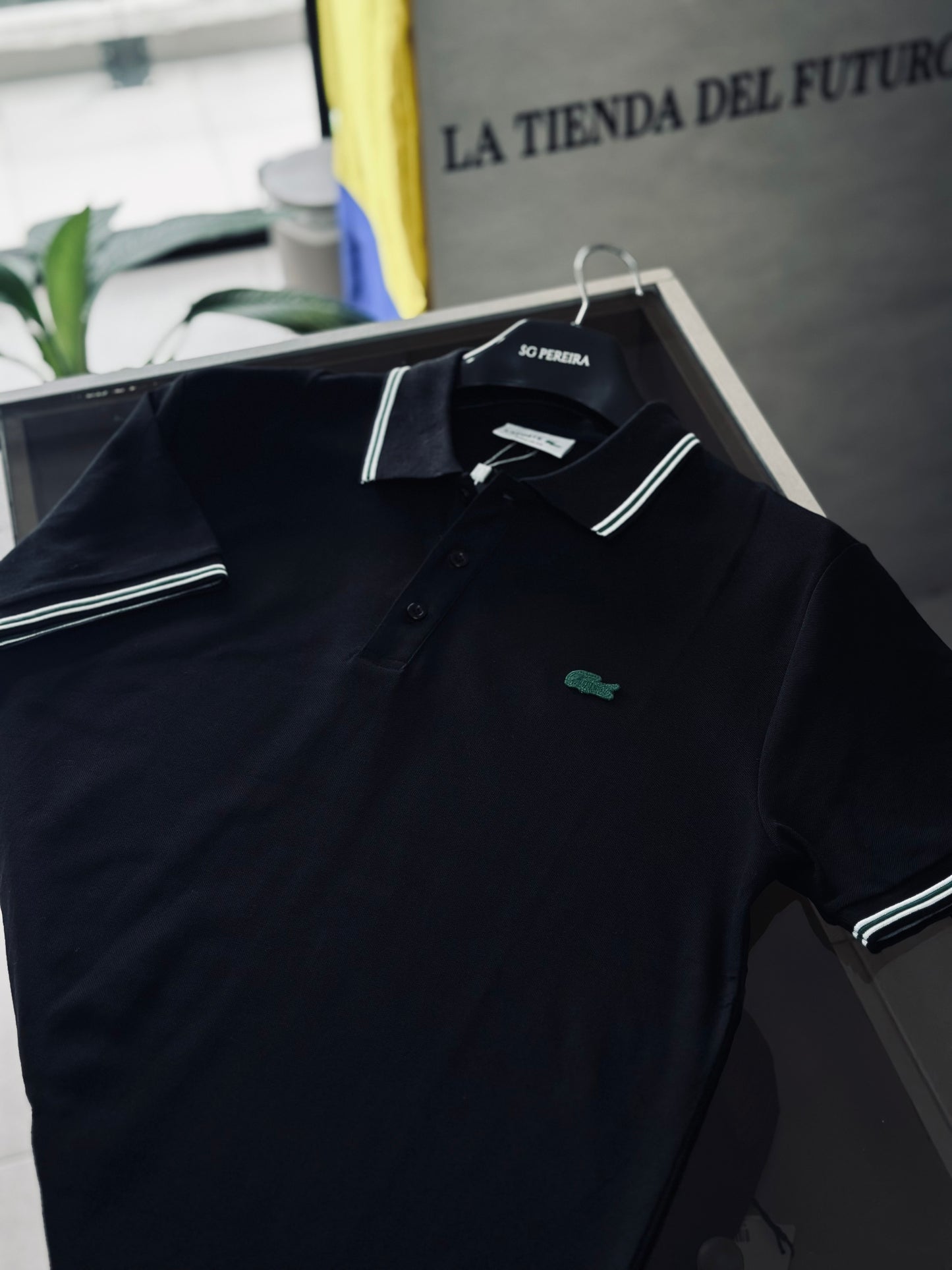 CAMISETA POLO LAC NEGRA LOGO VERDE