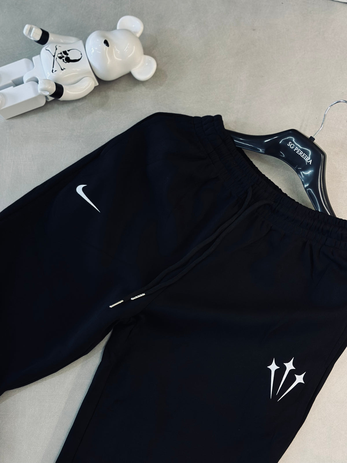 SUDADERA NIK NEGRO 3 ESTRELLAS