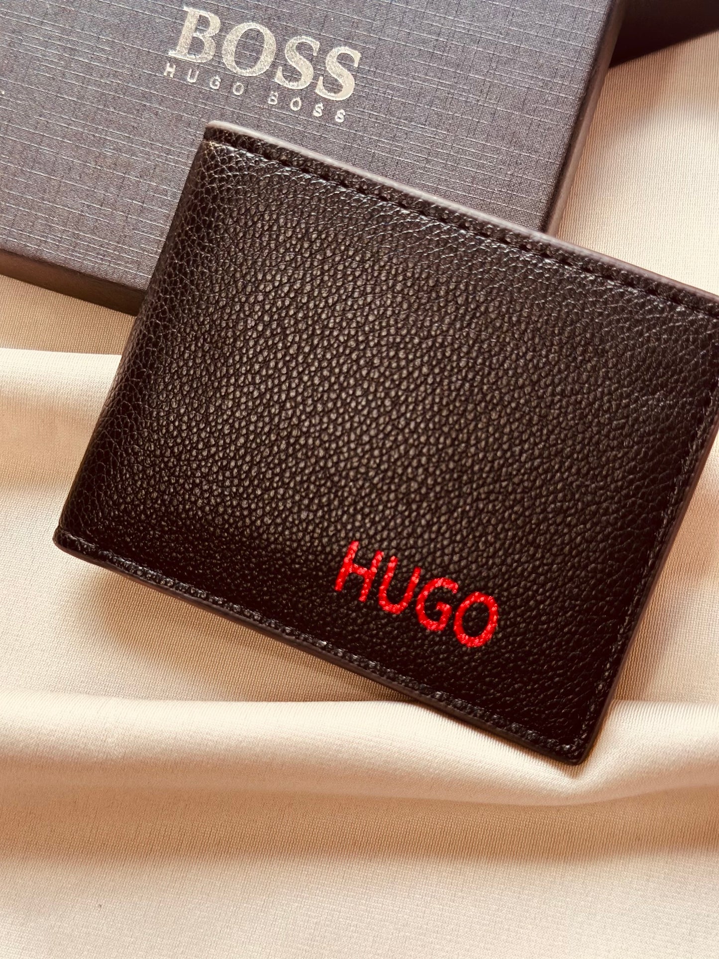 BILLETERA HUG NEGRA LETRA ROJA