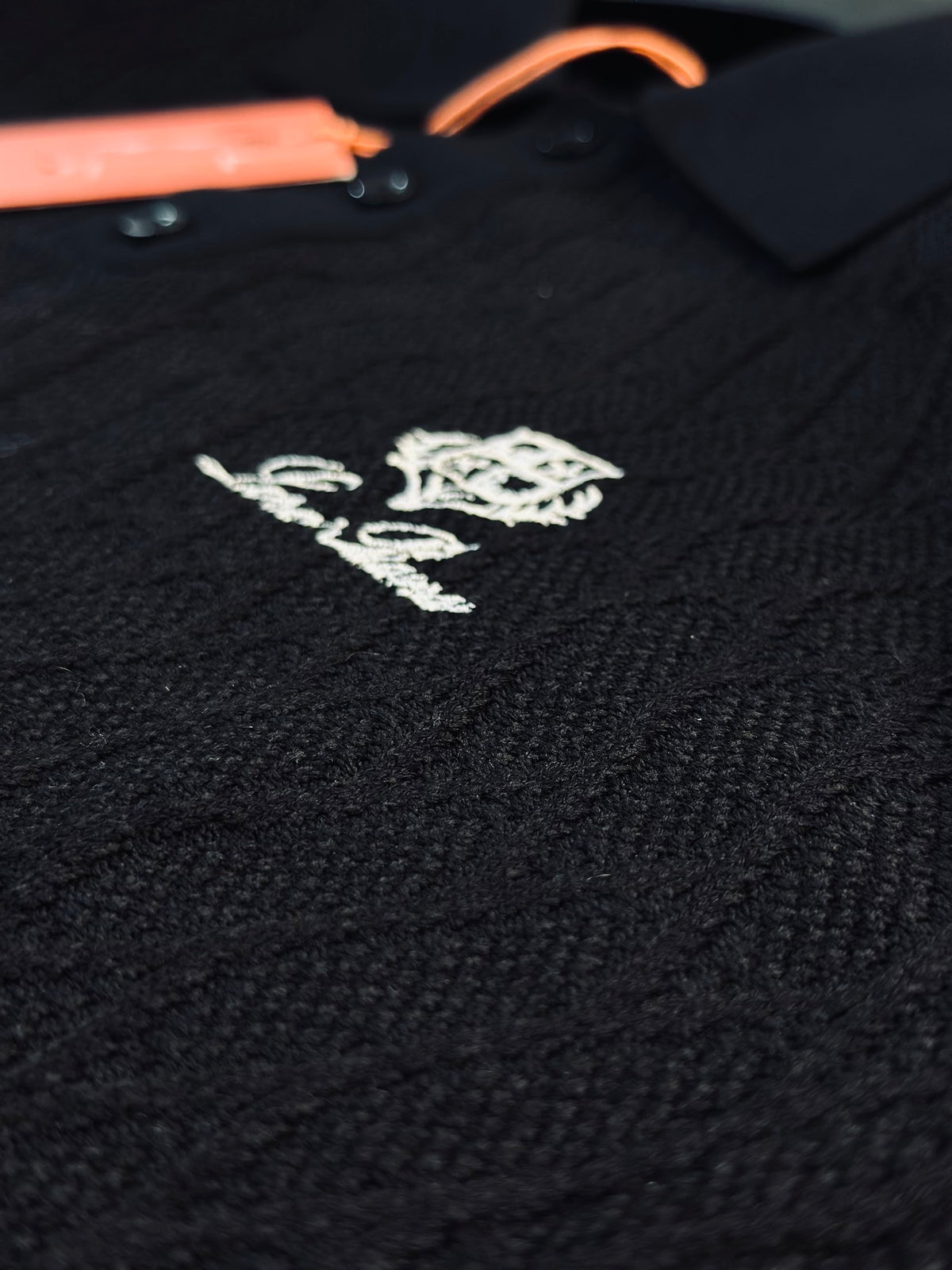 CAMISETA POLO LOR NEGRA TEJIDO BORDADO BLANCO