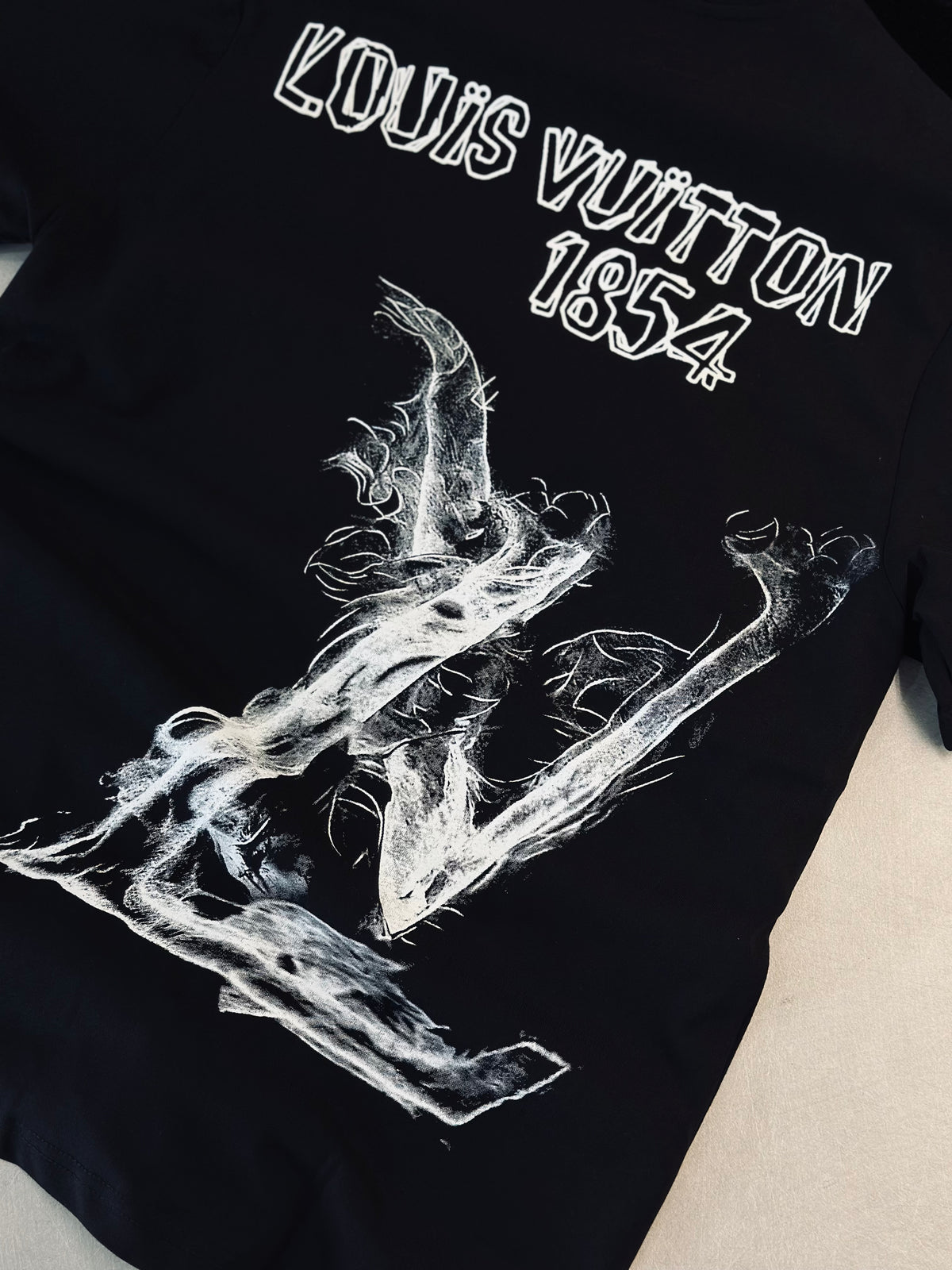CAMISETA OVERSIZE LOU NEGRA LV HUMO