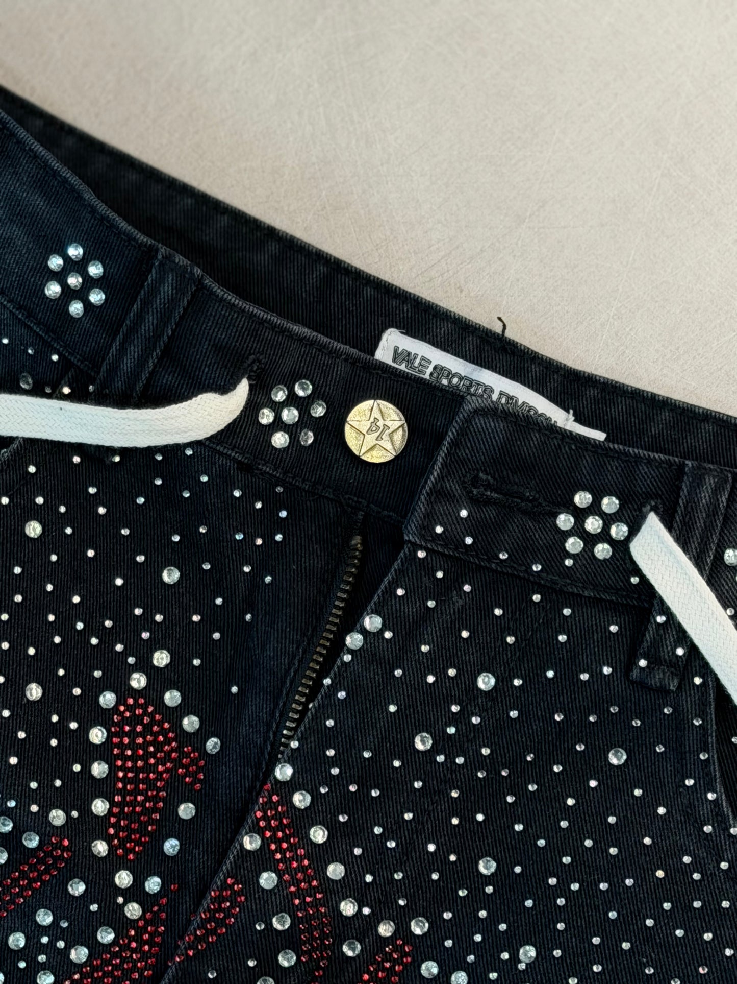 SHORT VAL NEGRO RHINESTONE DETALLE ROJO