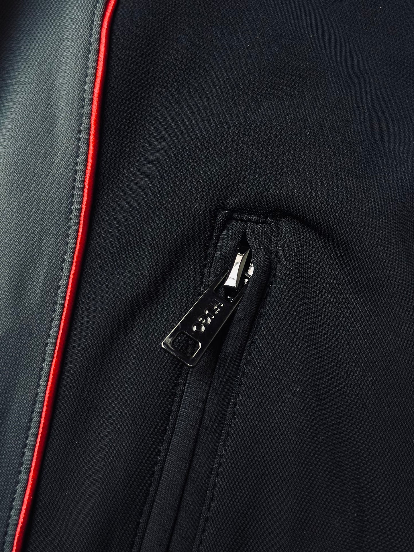 CONJUNTO DE LUJO HUG NEGRO FRANJA ROJA