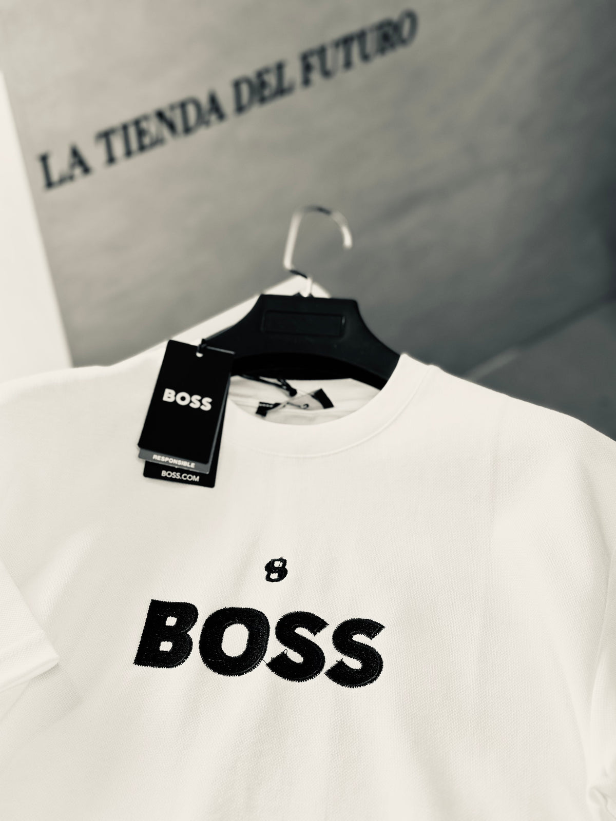 CAMISETA SEMI OVERSIZE BOS BLANCA 8 BORDADO
