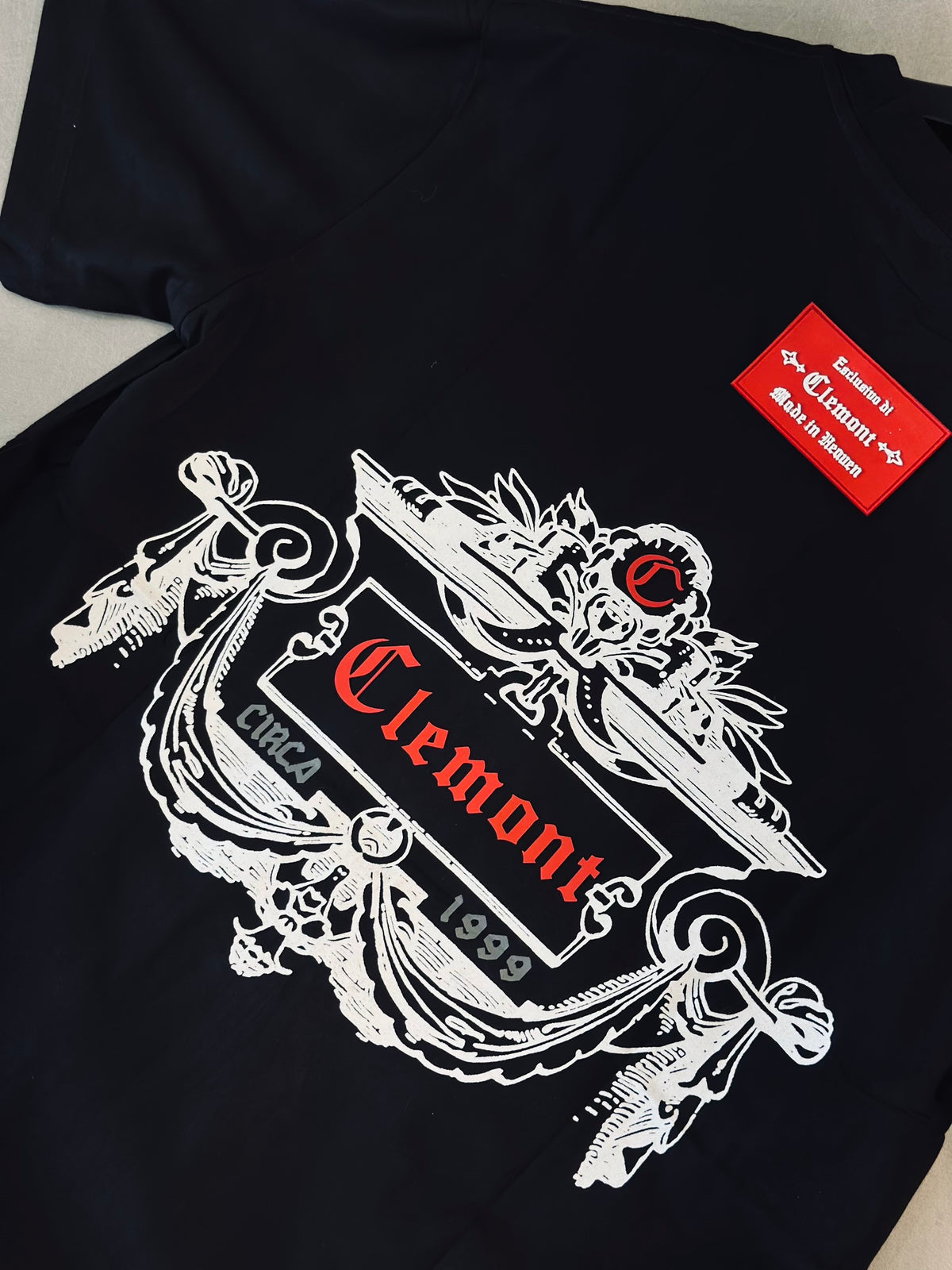 CAMISETA SLIM CLE NEGRA C ROJA ESCUDO