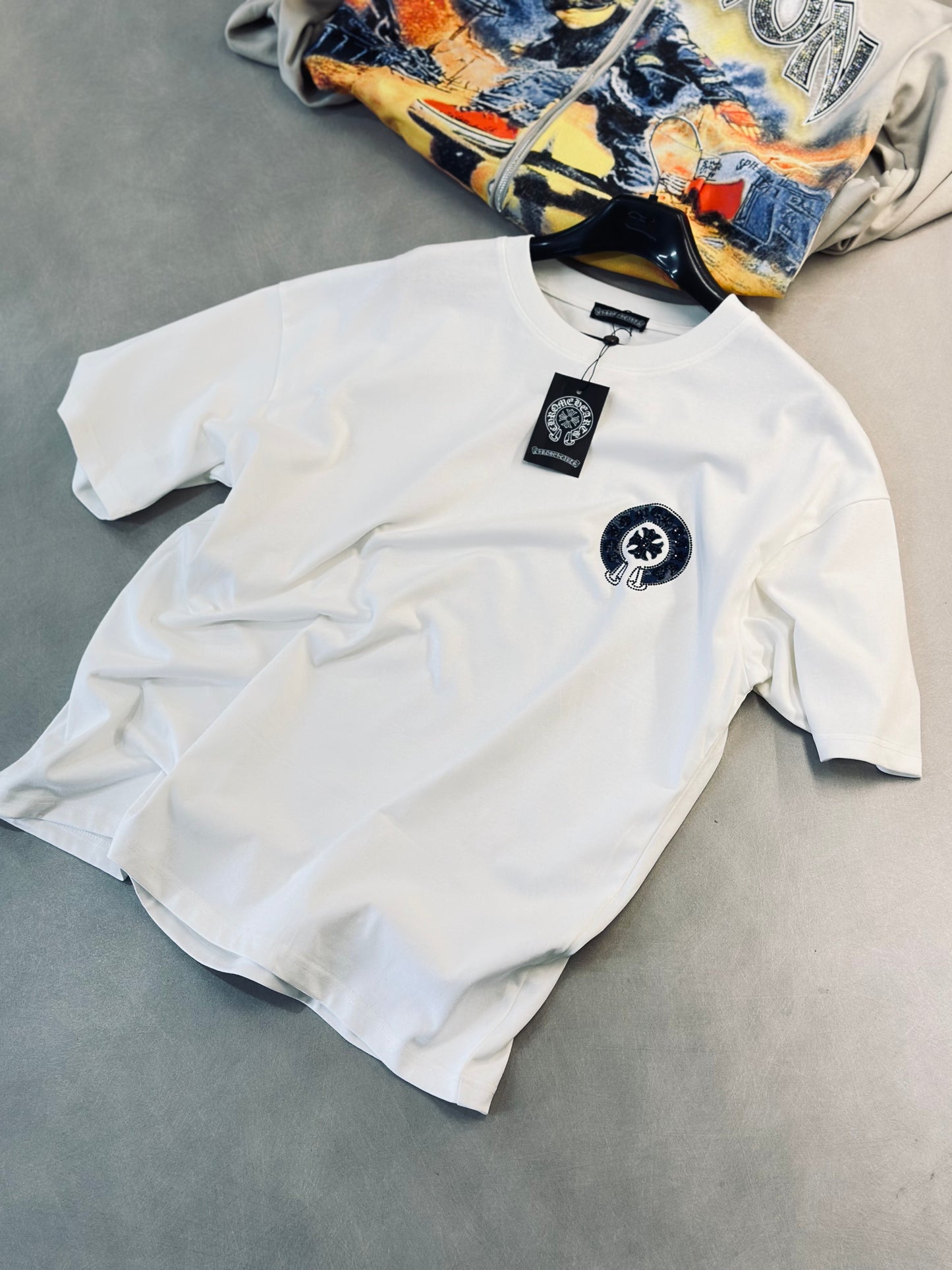 CAMISETA OVERSIZE CHR BLANCA LOGO AZUL RHINESTONE