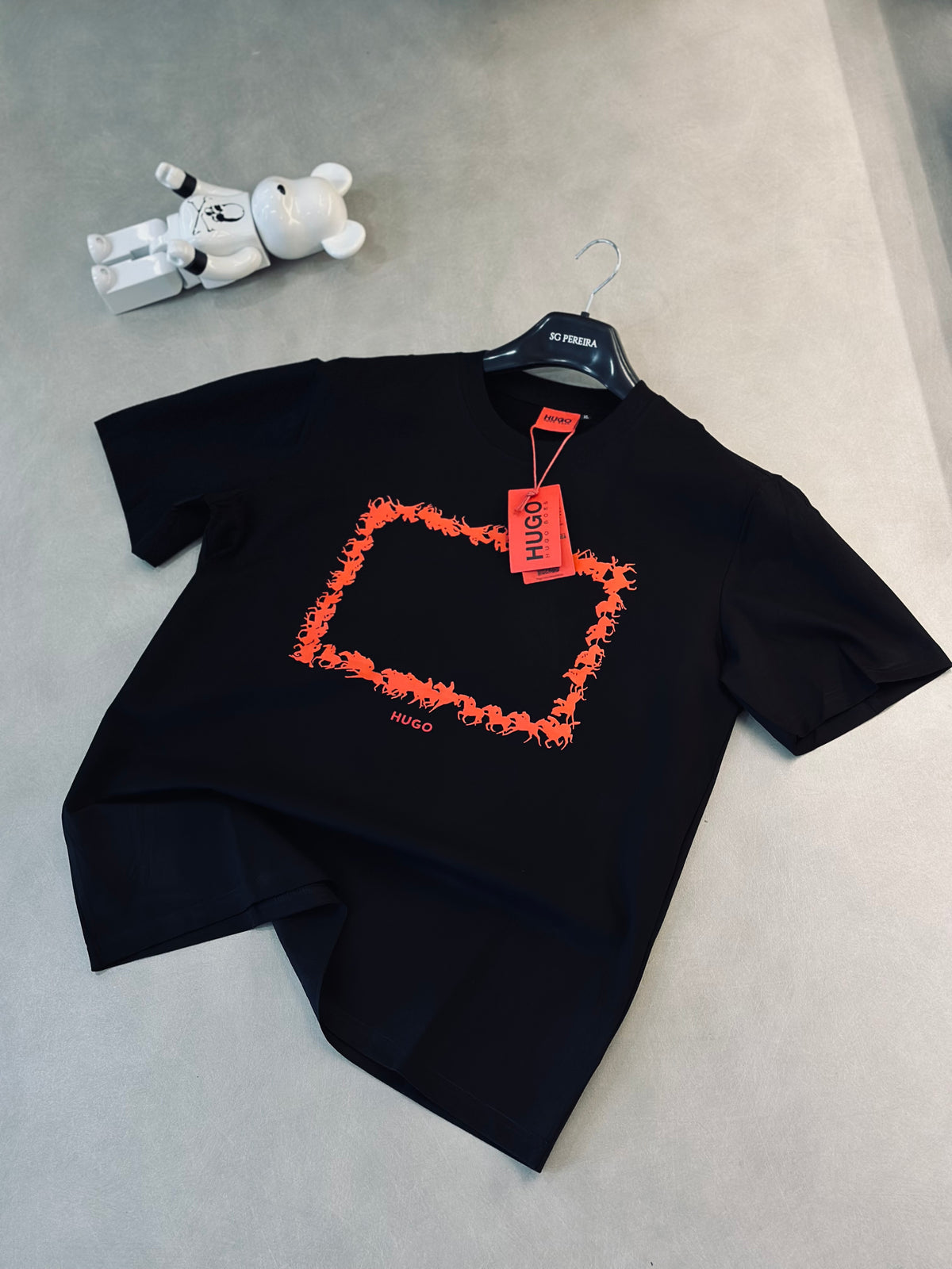 CAMISETA SLIM HUG NEGRA MARCO CABALLO ROJO