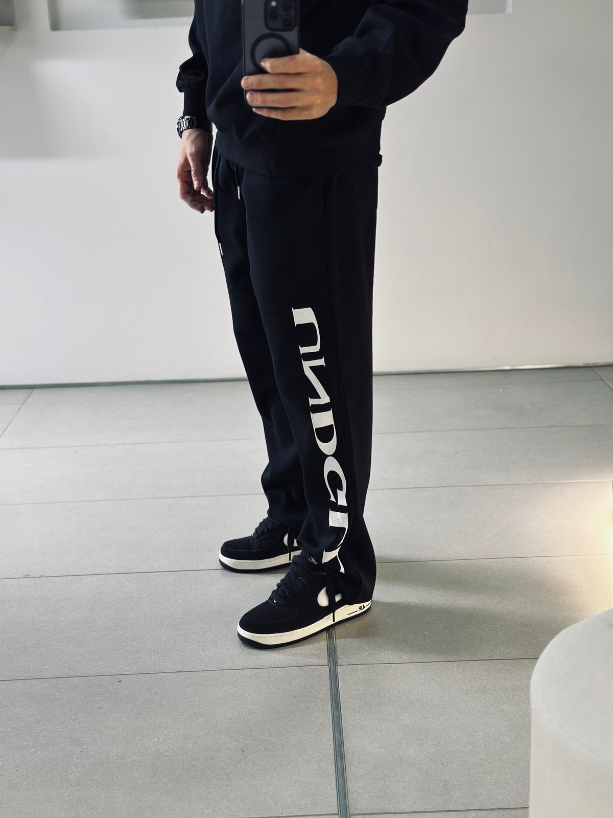 SUDADERA UND NEGRO CLASICO UND BLANCO