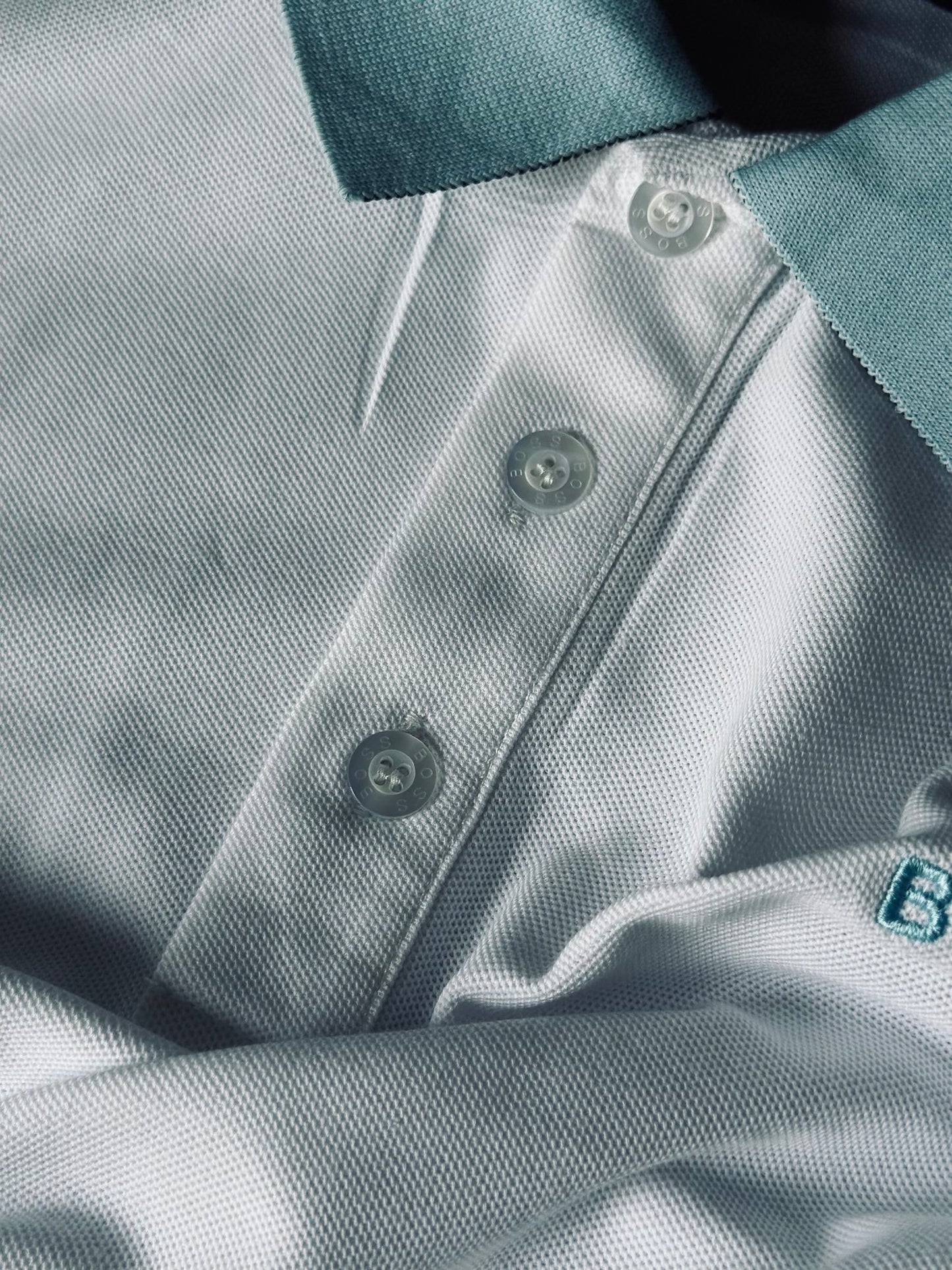 CAMISETA POLO HUG BLANCA CUELLO AZUL CELESTE