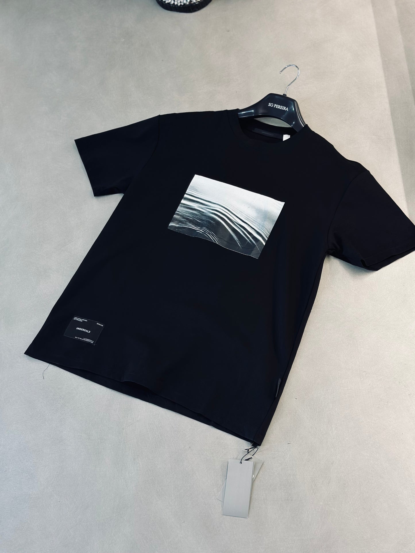 CAMISETA OVERSIZE UND NEGRA CUADRO FRONTAL