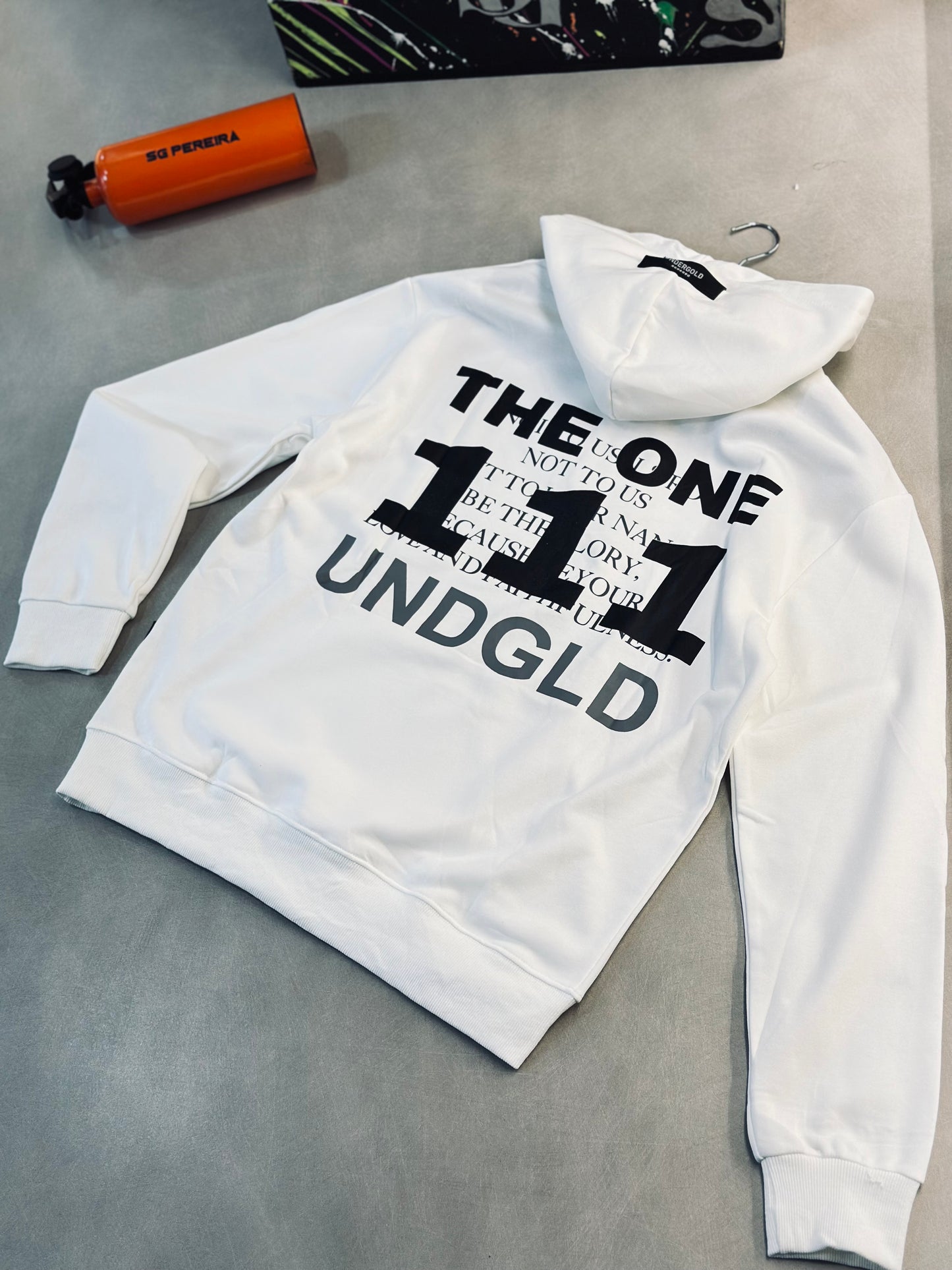 HOODIE UND BLANCA ESTRELLA NEGRA