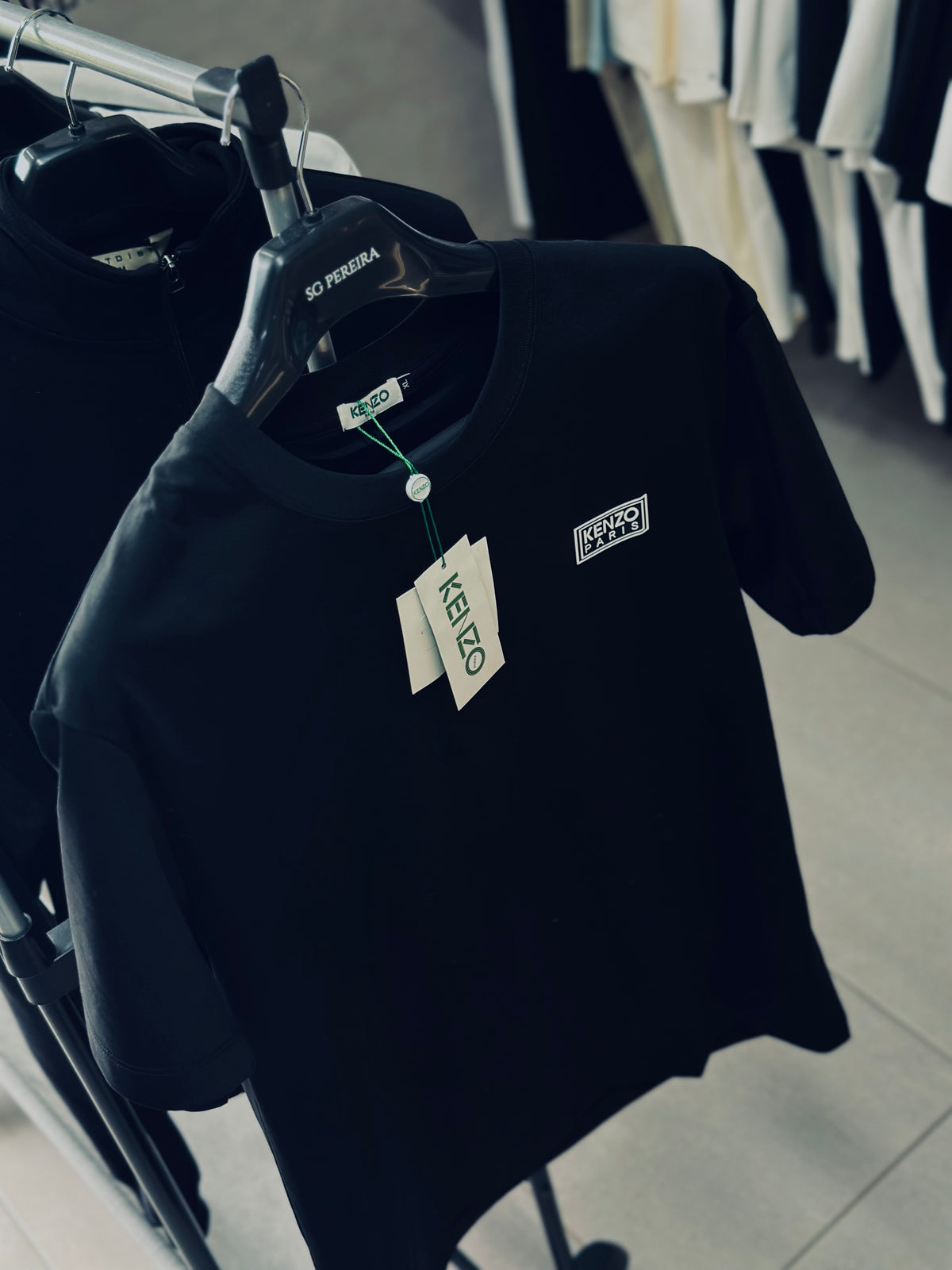 CAMISETA SLIM KEN NEGRA PLACA PARIS