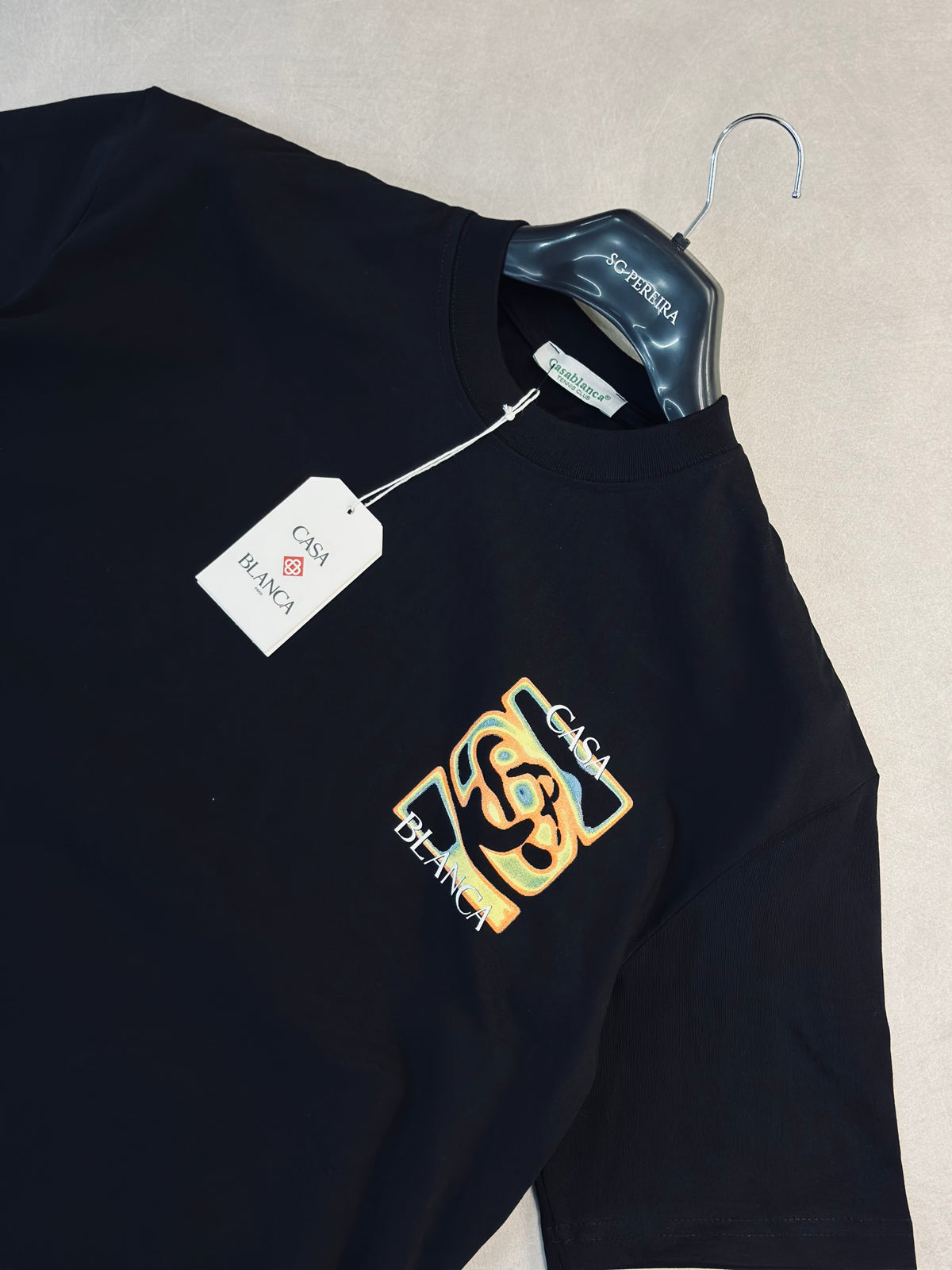 CAMISETA OVERSIZE CAS NEGRA DETALLE NARANJA