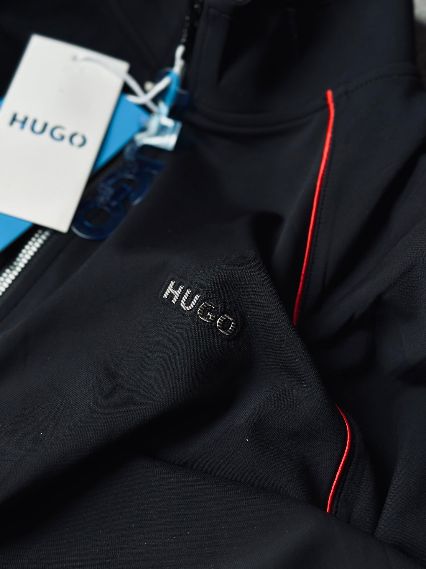 CONJUNTO DE LUJO HUG NEGRO FRANJA ROJA