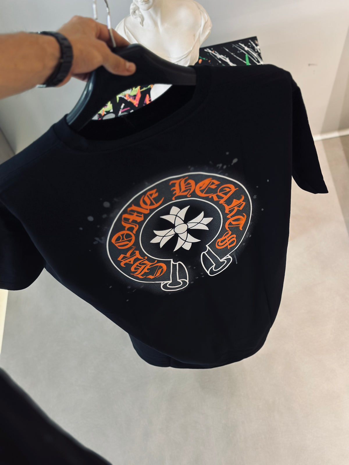 CAMISETA OVERSIZE CHR NEGRA LETRA NARANJA