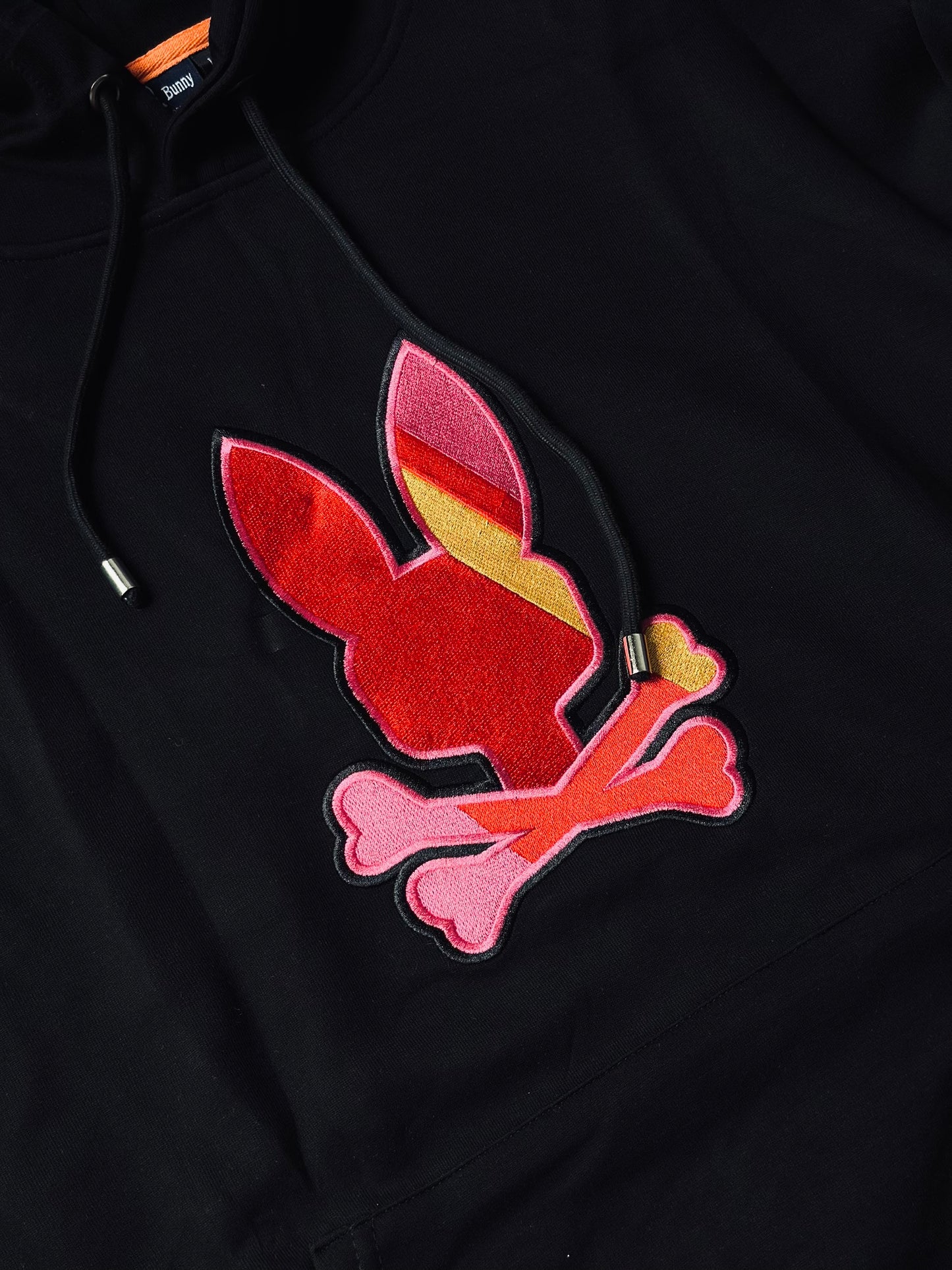 HOODIE PSY NEGRO LOGO ROJO FRONTAL