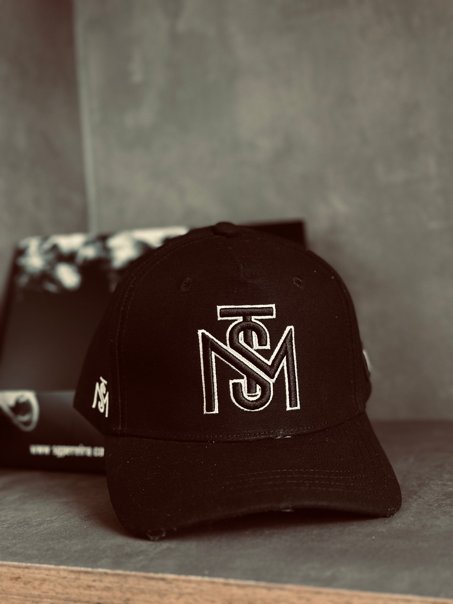 GORRA PREMIUM MON NEGRA MST BORDADO BLANCO