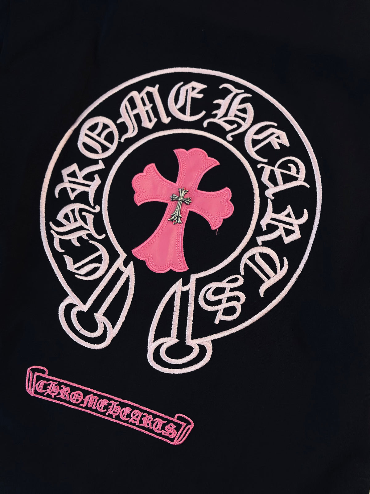 CAMISETA OVERSIZE CHR NEGRA CRUCES ROSADAS