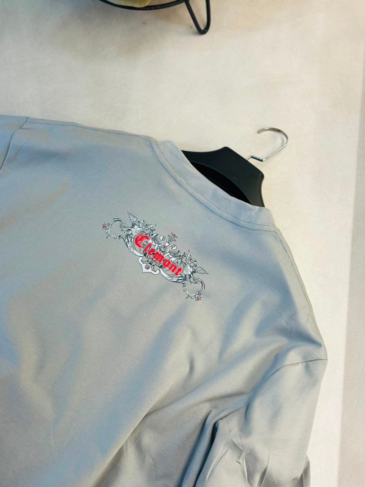 CAMISETA SLIM CLE GRIS CLE GOMA ROJA