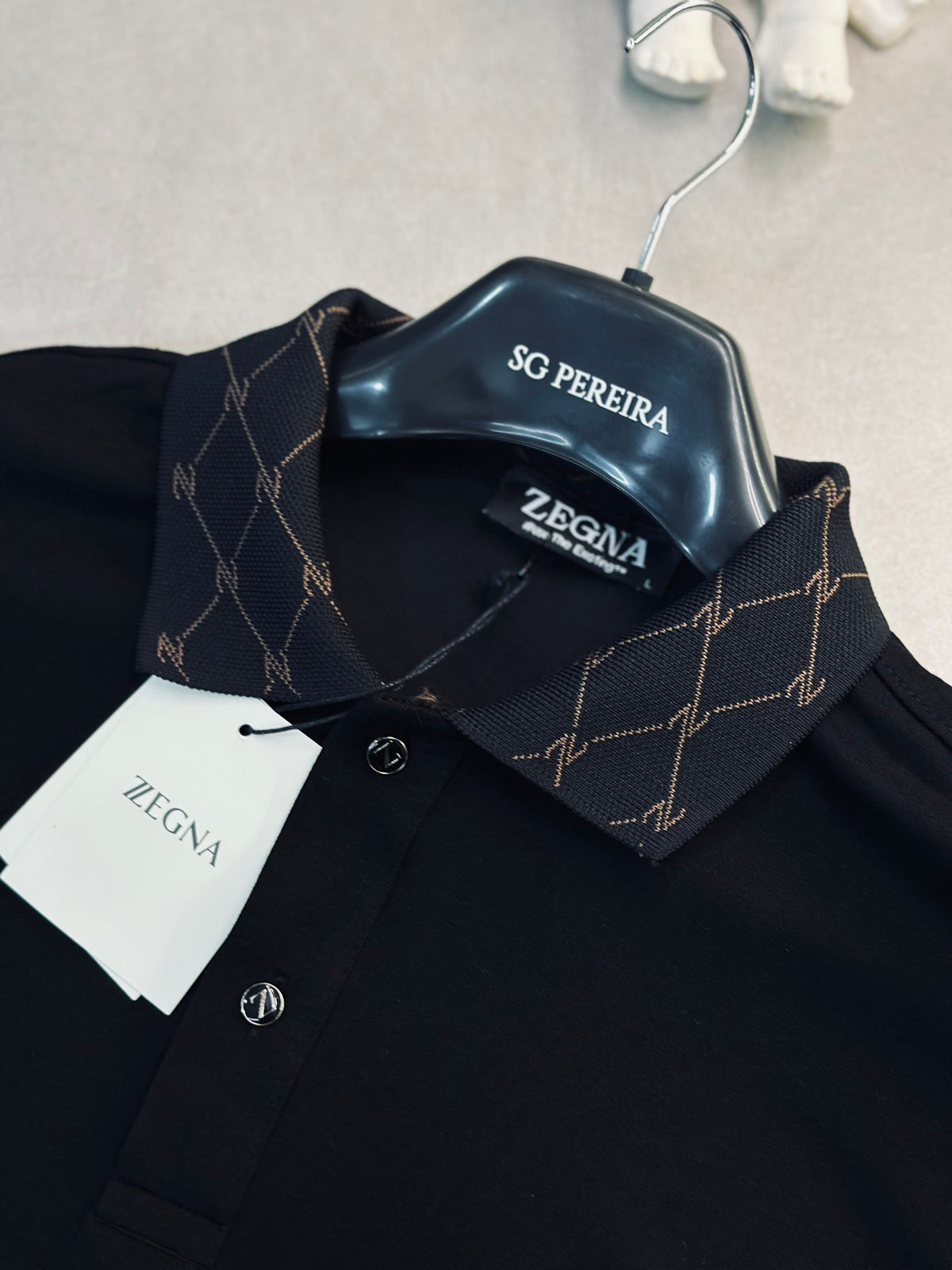 CAMISETA POLO ZEG NEGRA PLACA MET