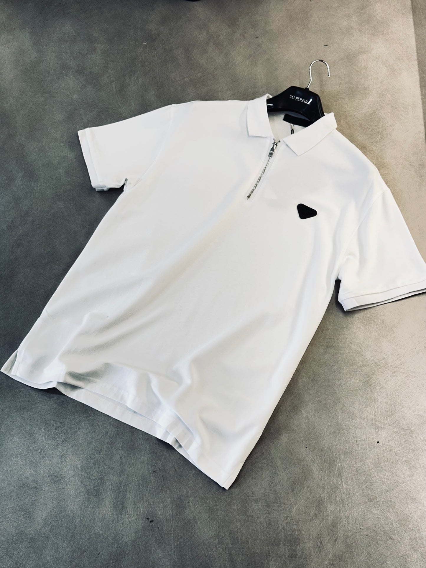 CAMISETA POLO PRA BLANCA CREMALLERA PLACA MET NEGRA