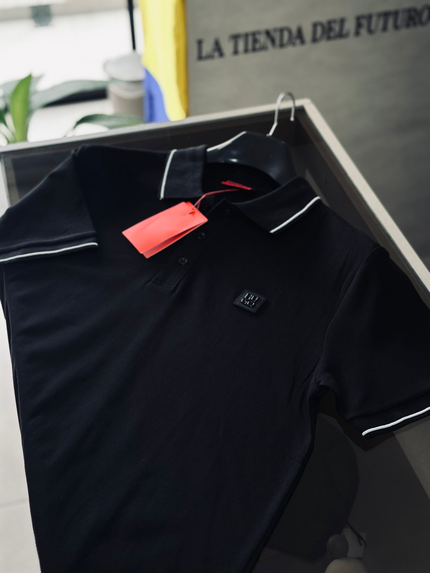 CAMISETA POLO HUG NEGRA PLACA MET NEGRA