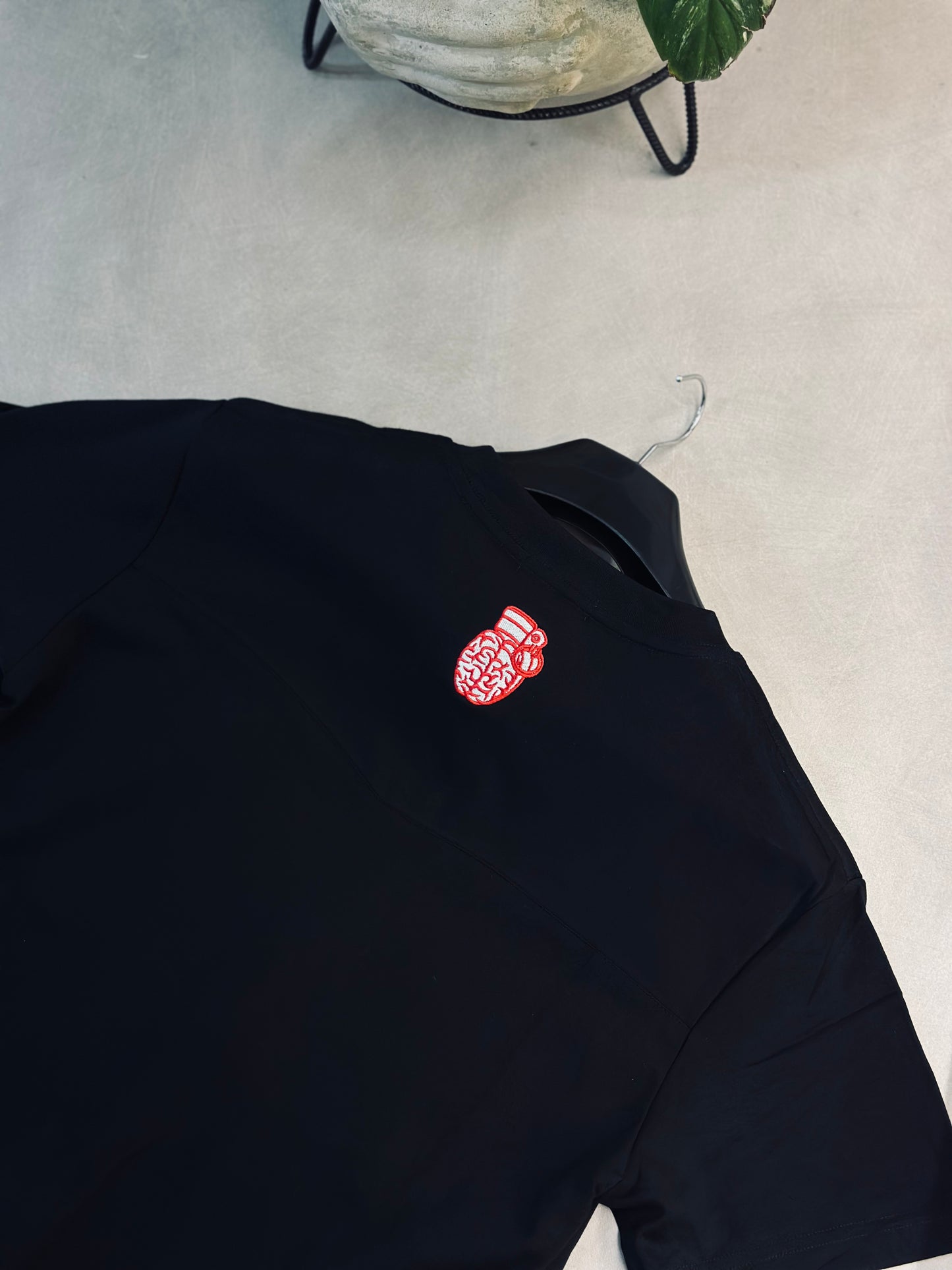 CAMISETA SLIM BLO NEGRA THIS LAND ROJO