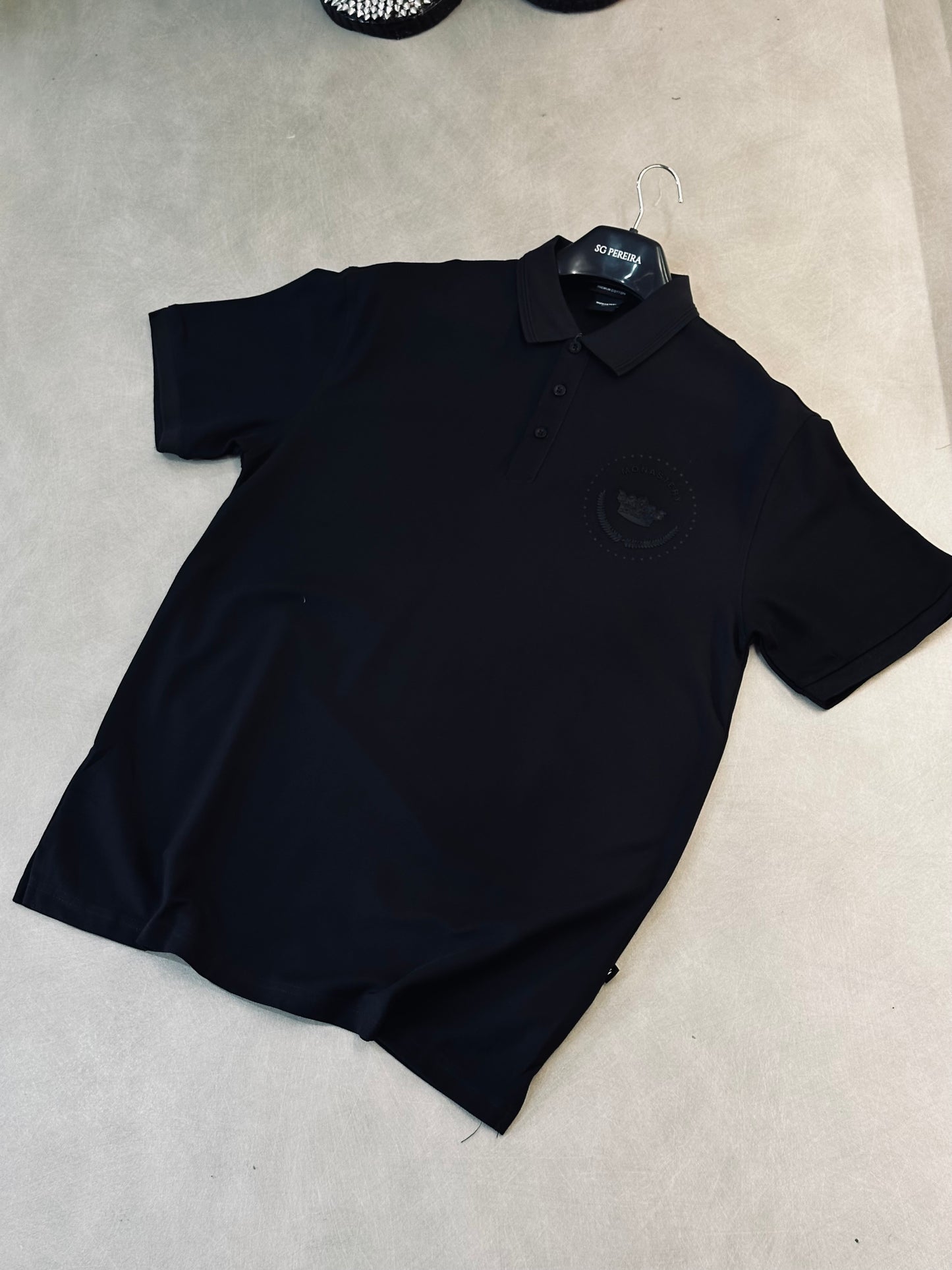 CAMISETA POLO MON NEGRA CORONA ENGOMADA