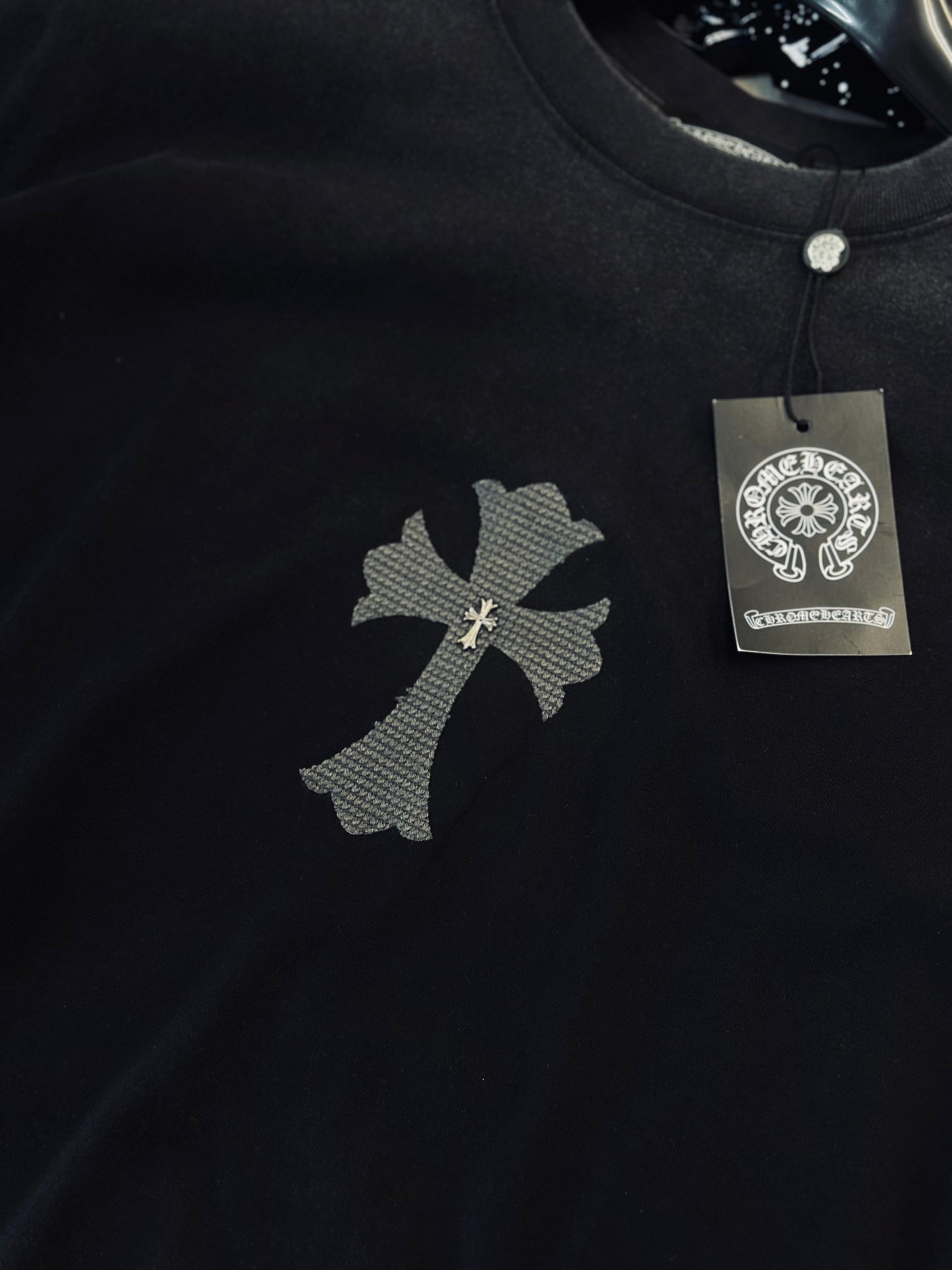 CAMISETA OVERSIZE CHR GRIS OSCURO CRUZ TEJIDO PLACA MET