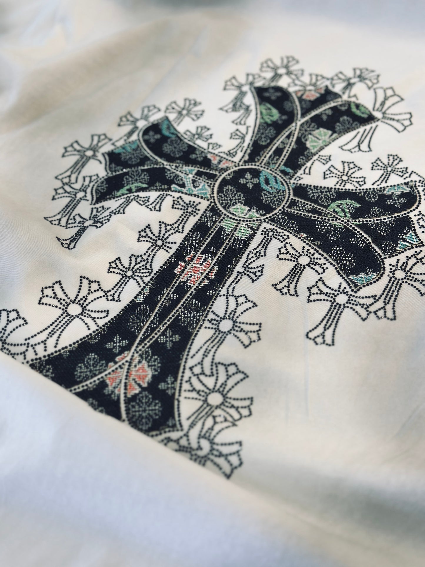 CAMISETA OVERSIZE CHR BLANCA CRUZ TEJIDA RHINESTONE DESGASTES