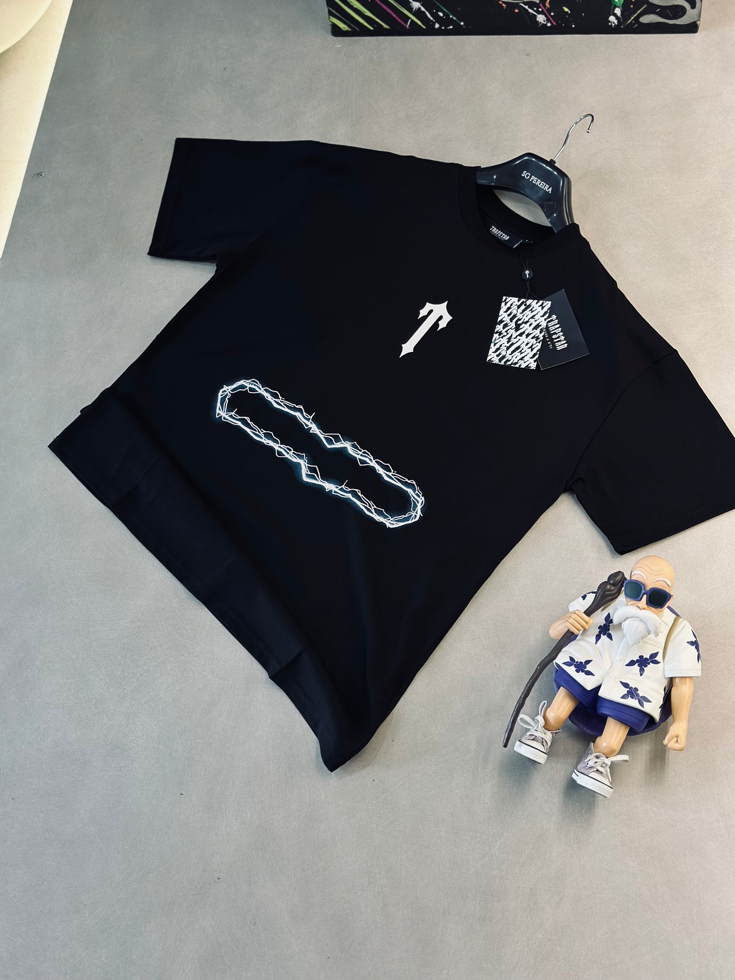 CAMISETA OVERSIZE TRA NEGRA "T" FRONTAL
