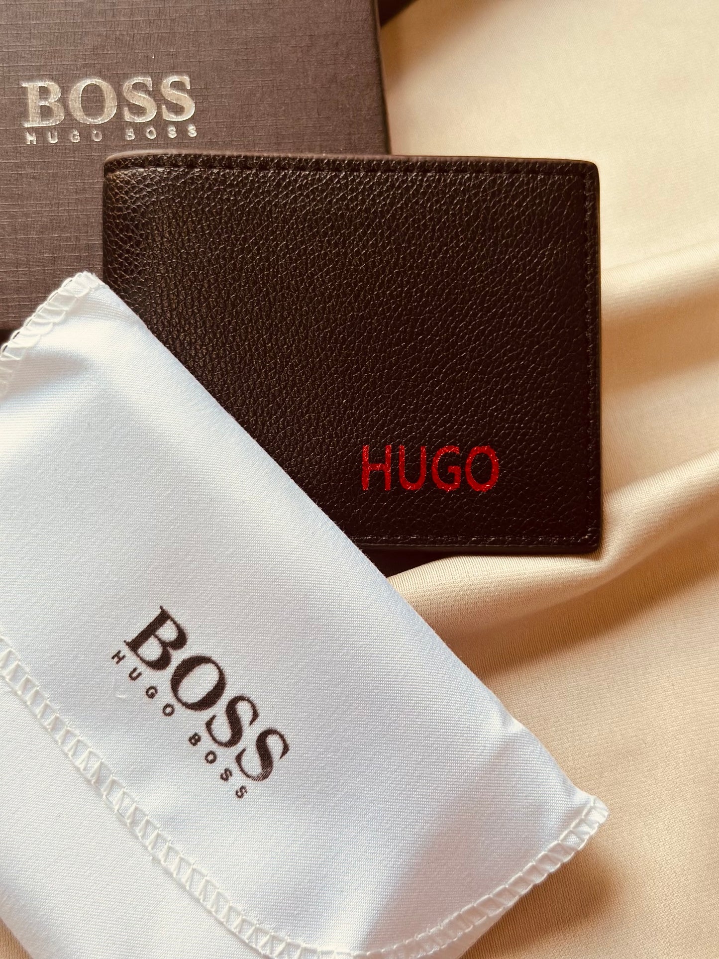 BILLETERA HUG NEGRA LETRA ROJA