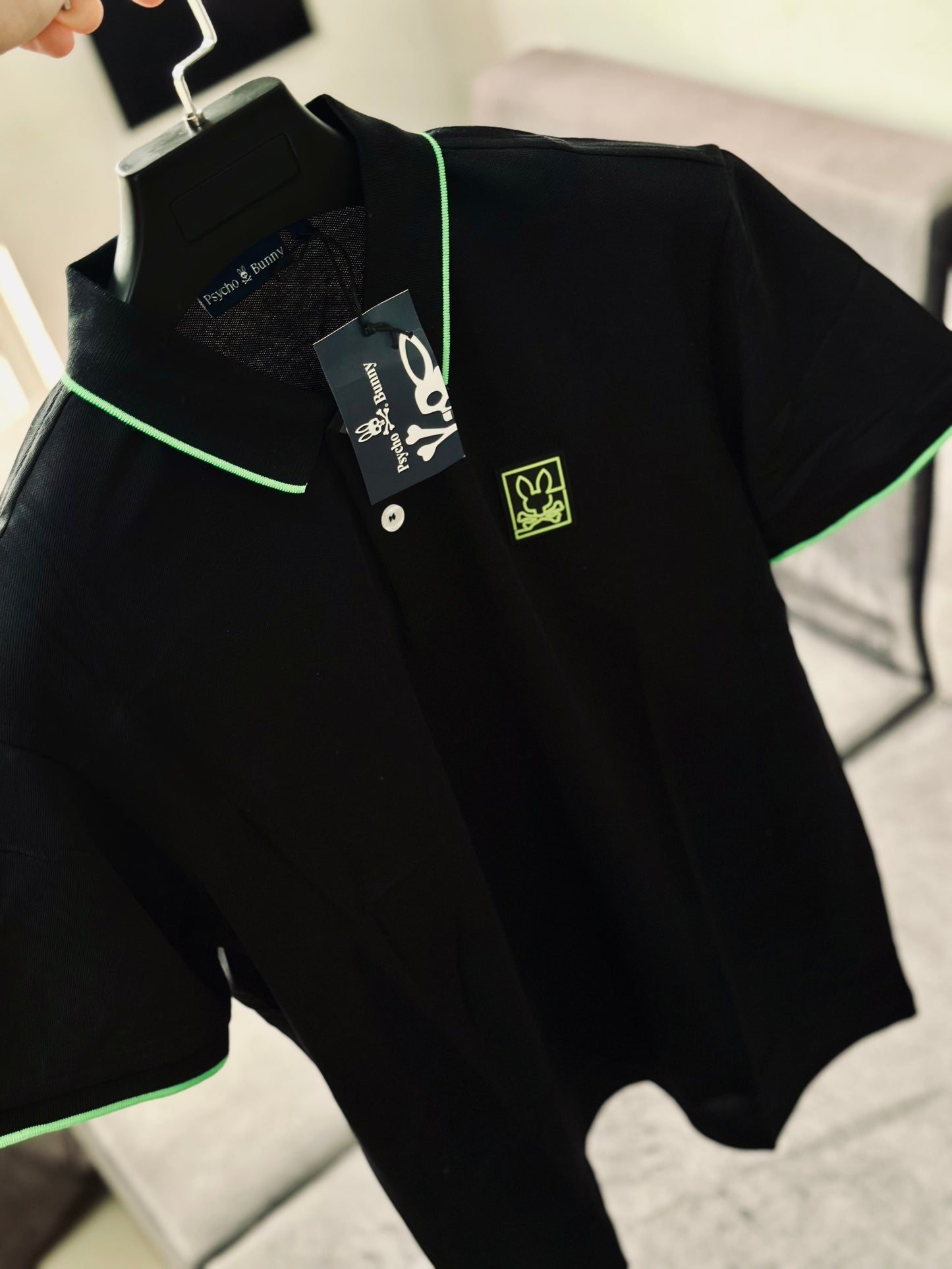 CAMISETA POLO PSY NEGRA  CUELLO DETALLE VERDE