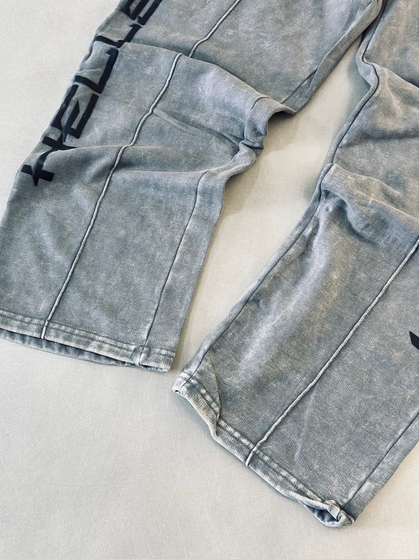 SUDADERA HEL GRIS CLARO DESVANECIDO HEL NEGRO