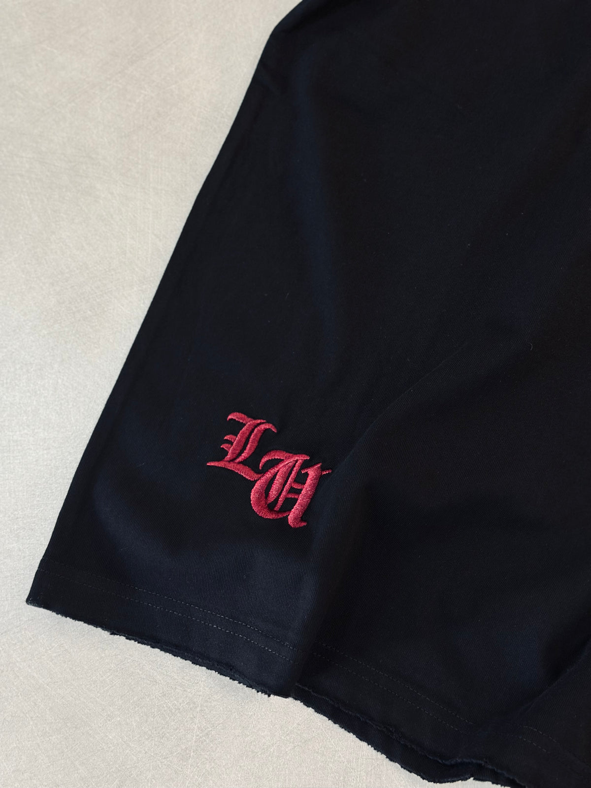 CAMISETA OVERSIZE CHR NEGRA LOGO TEJIDO ROJO