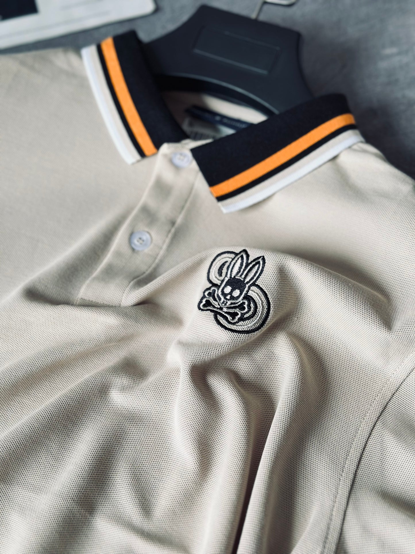 CAMISETA POLO PSY CAQUI CUELLO NARANJA