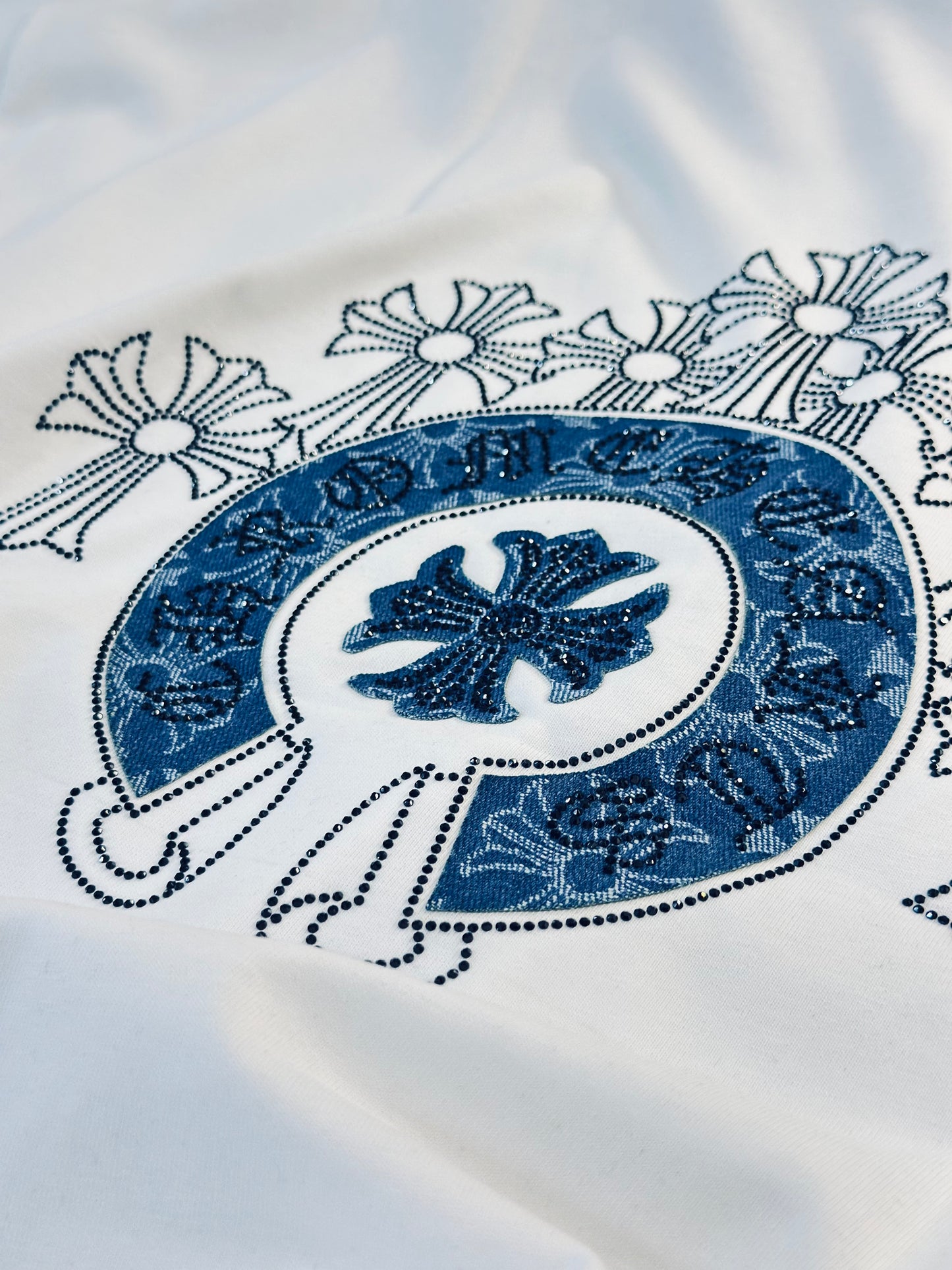 CAMISETA OVERSIZE CHR BLANCA LOGO AZUL RHINESTONE