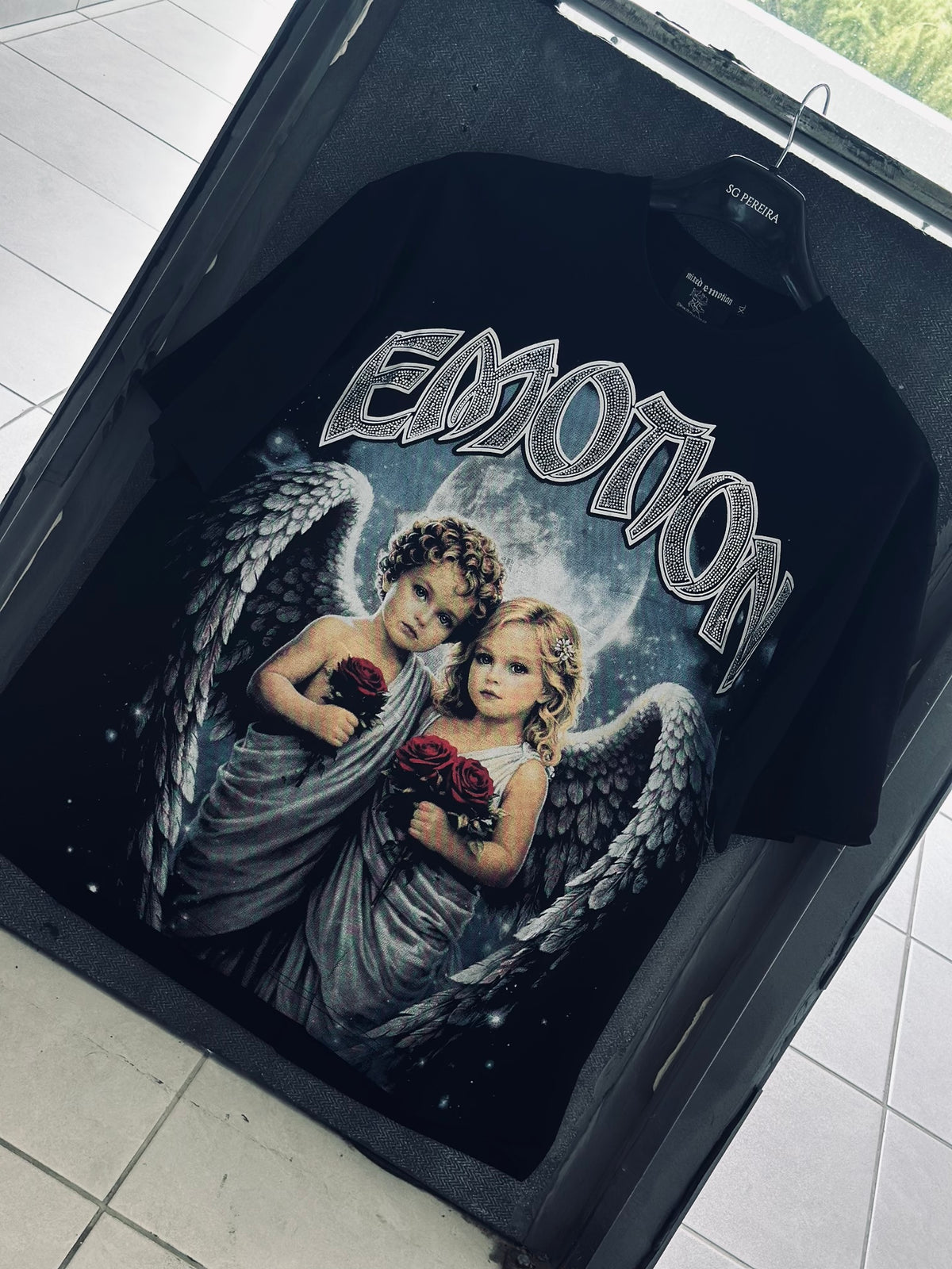 CAMISETA OVERSIZE EMO NEGRA RHINESTONE ANGELES ROSAS