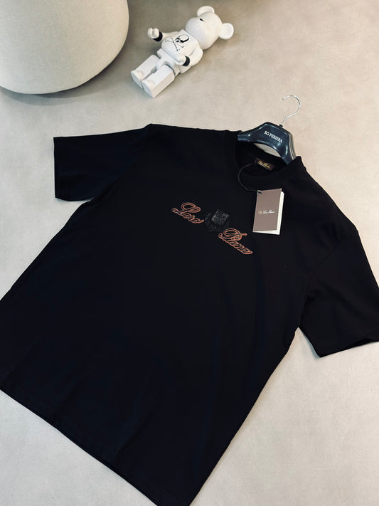 CAMISETA OVERSIZE LOR NEGRA ESCUDO GOMA