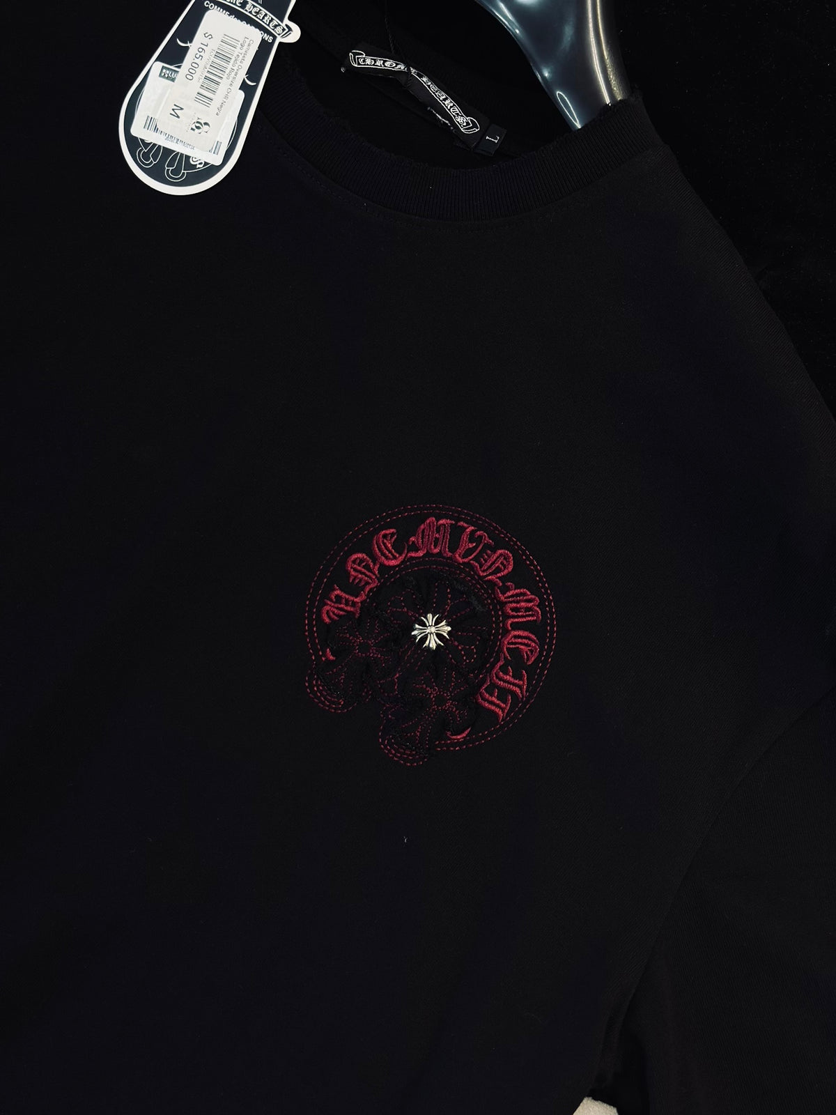 CAMISETA OVERSIZE CHR NEGRA LOGO TEJIDO ROJO