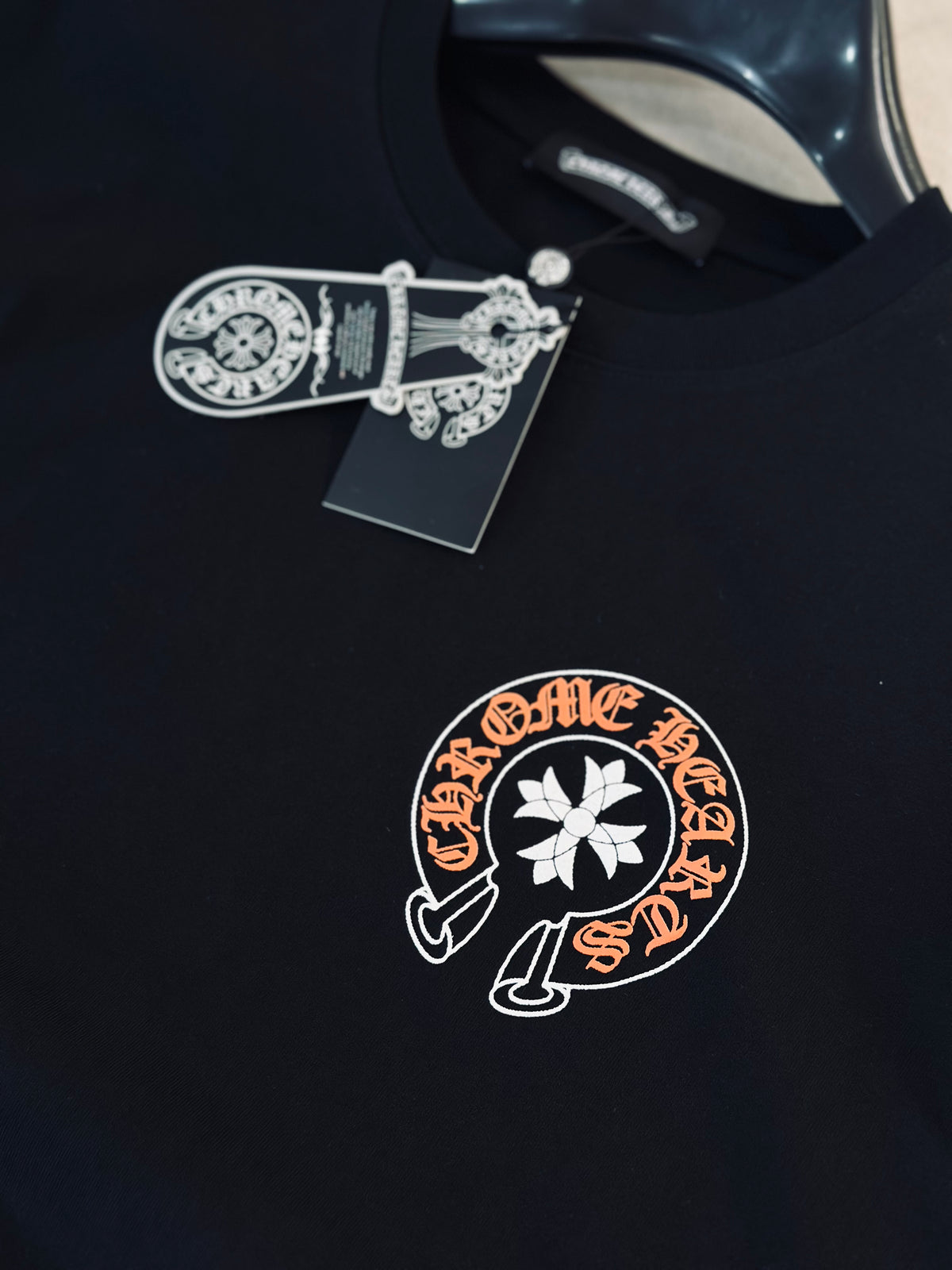 CAMISETA OVERSIZE CHR NEGRA LETRA NARANJA